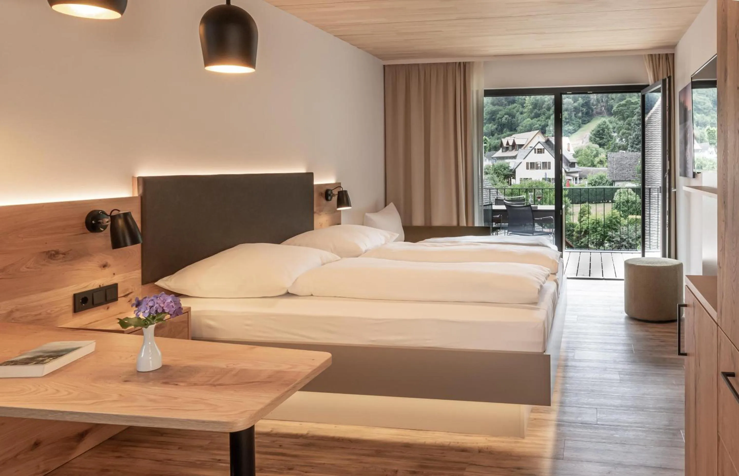 Bed in Goldener Adler Oberried - Hotel & Appartements