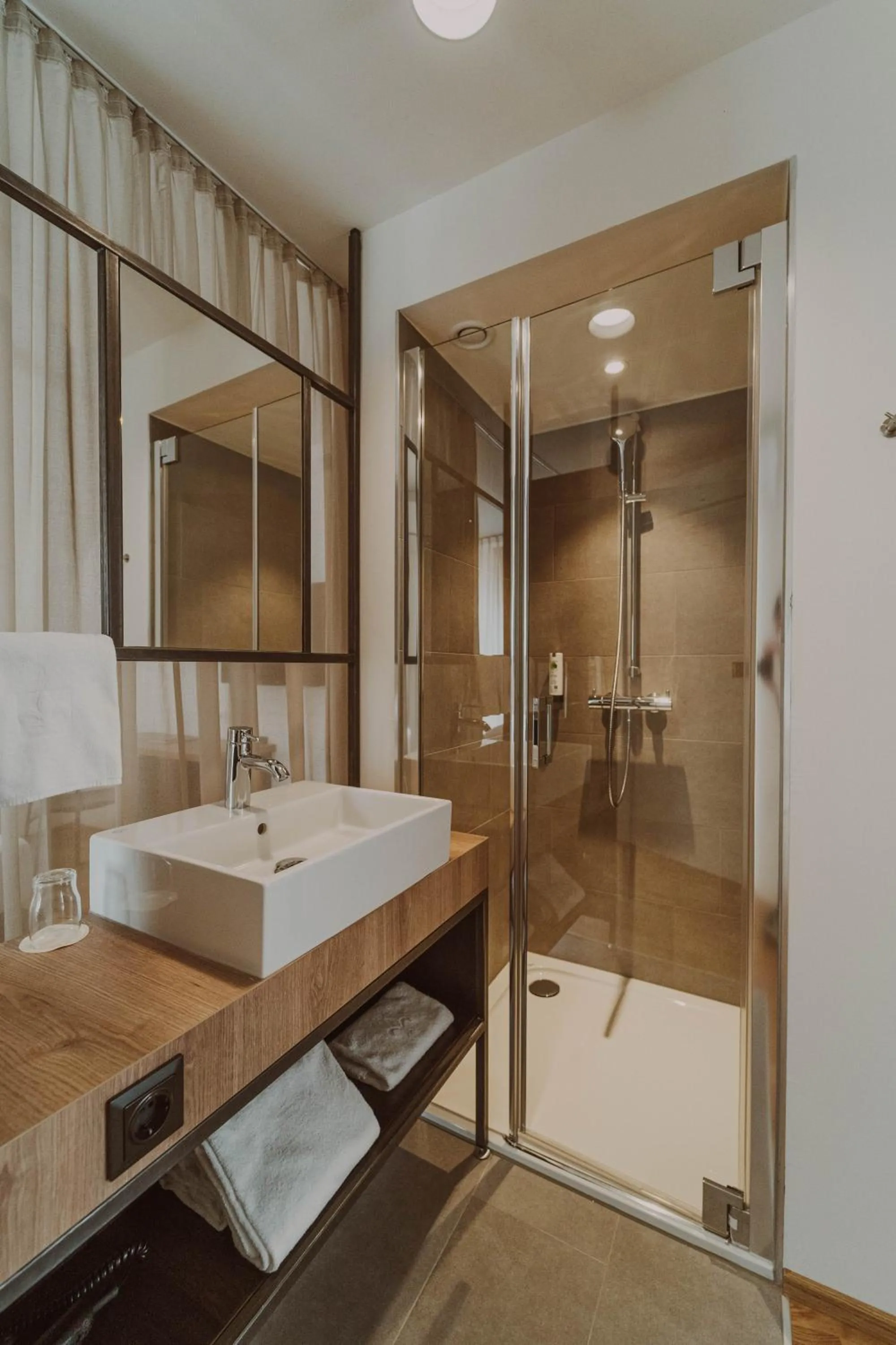 Shower, Bed in Burghotel Schlaining