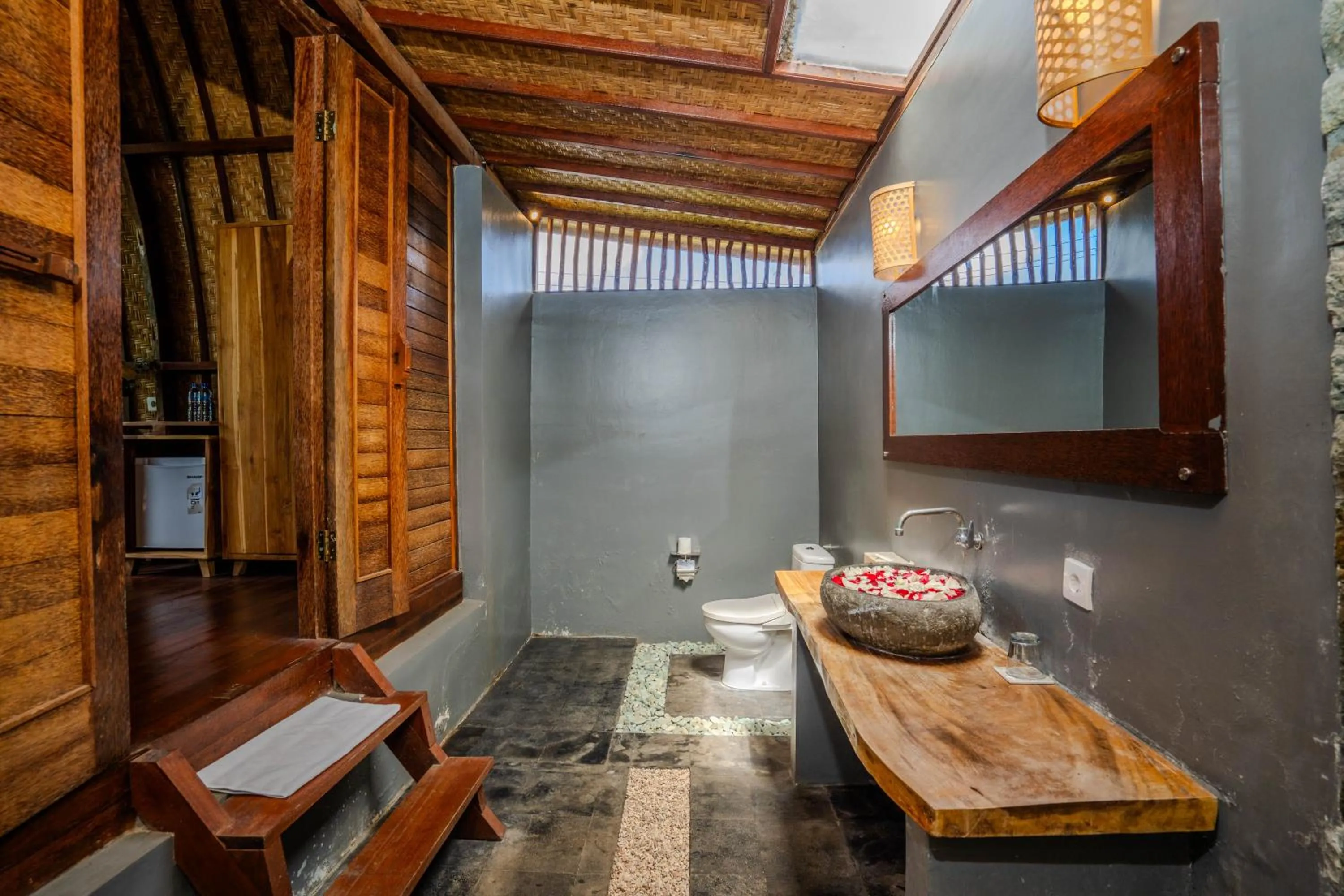 Bathroom, Bed in Lumbung Bukit Resort Uluwatu