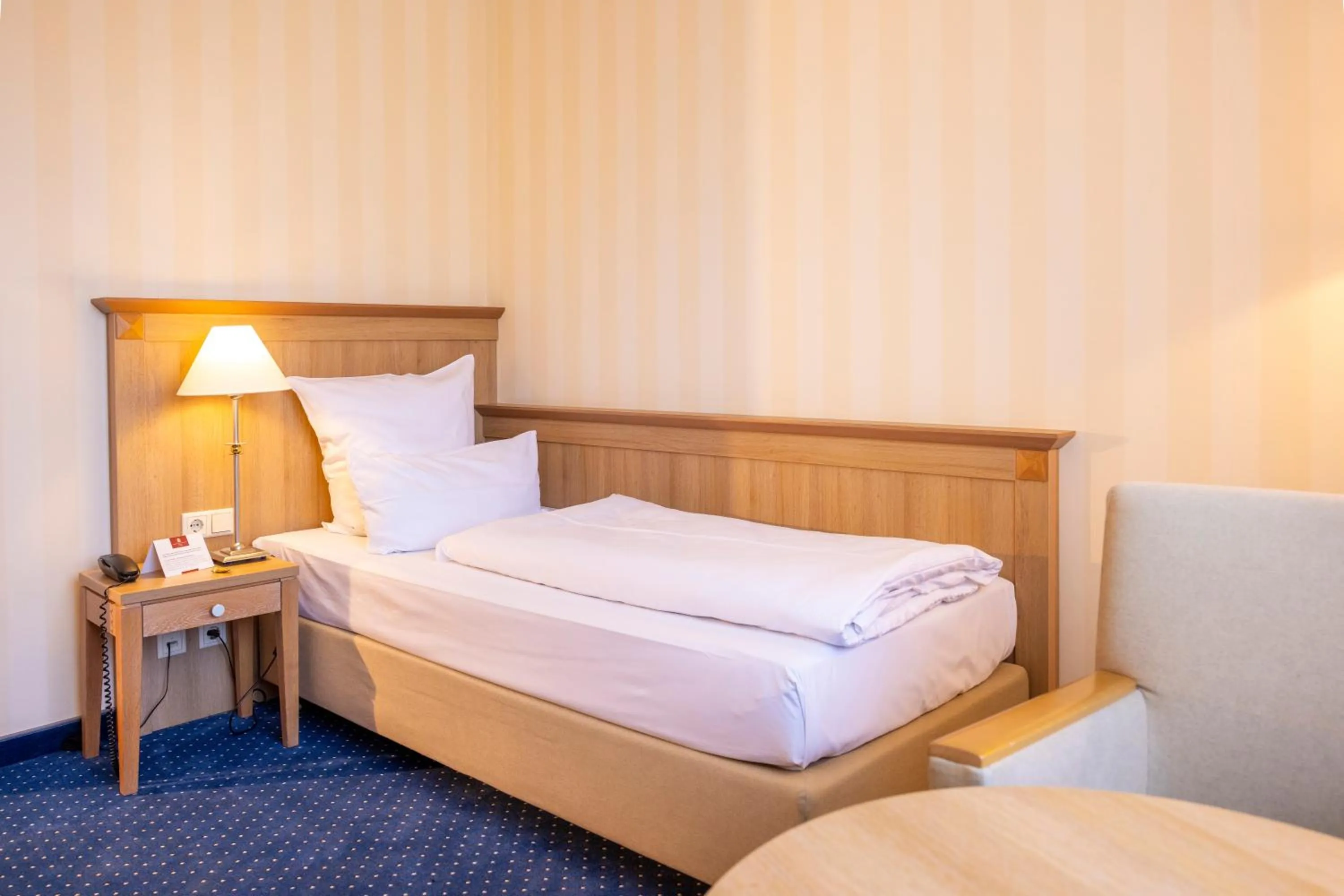 Photo of the whole room, Bed in Parkhotel Hohenfeld Münster