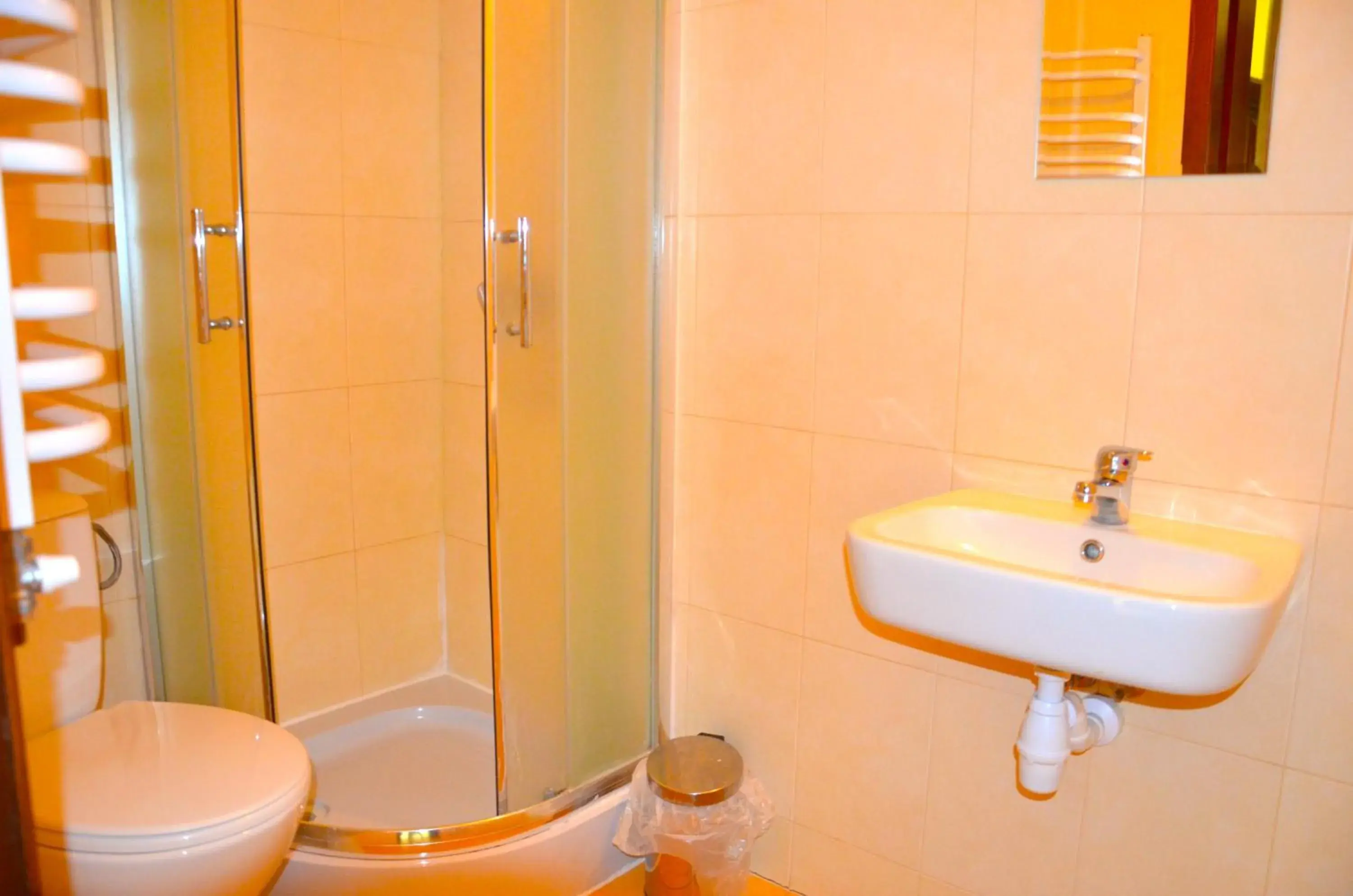 Quadruple Room with Bathroom in Ośrodek Wypoczynkowo-Szkoleniowy HALNY Quadruple Room with Bathroom in Ośrodek Wypoczynkowo-Szkoleniowy HALNY