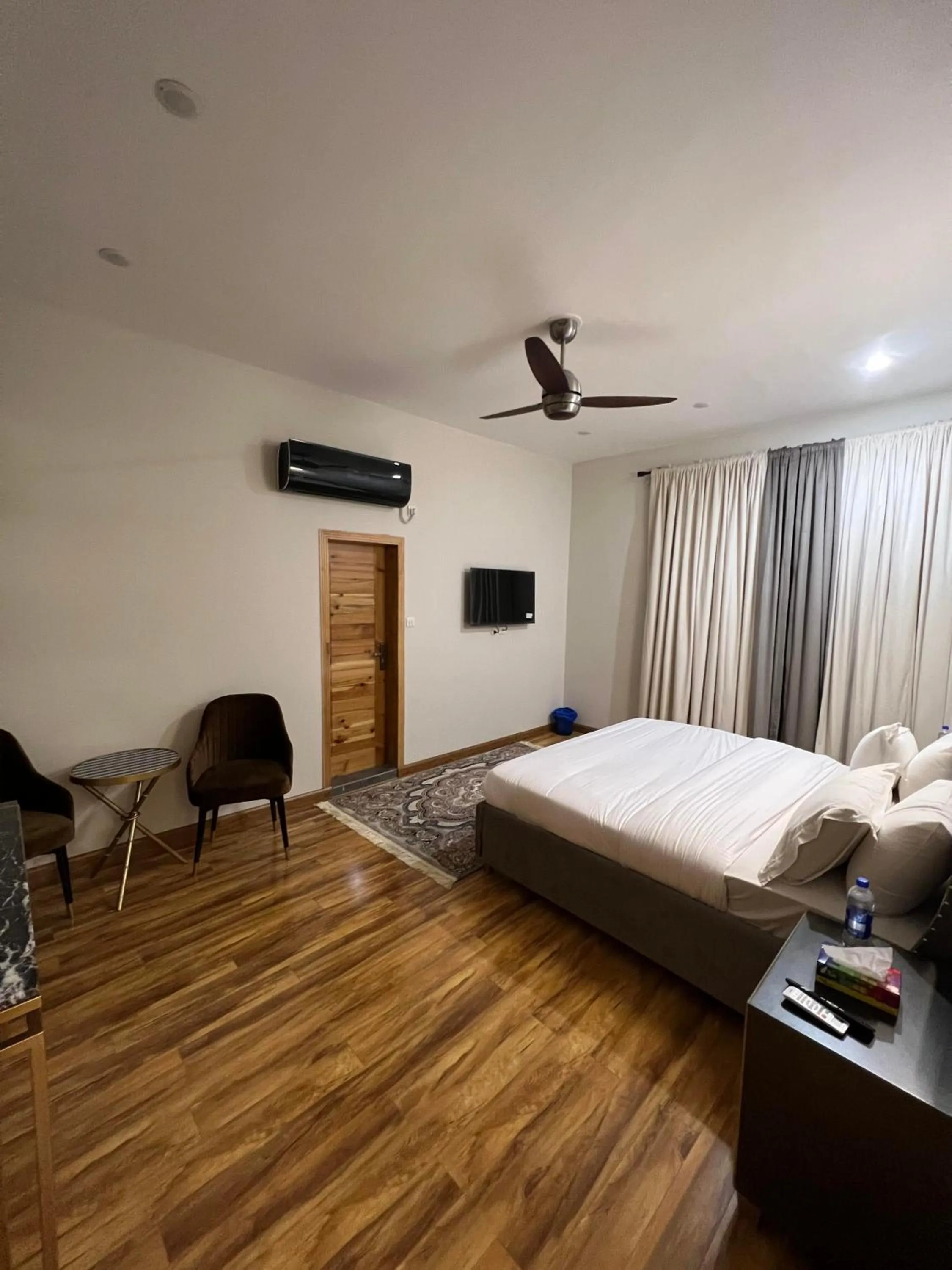 Photo of the whole room, Bed in ISLE OF HIGHLAND TOURS Guest House