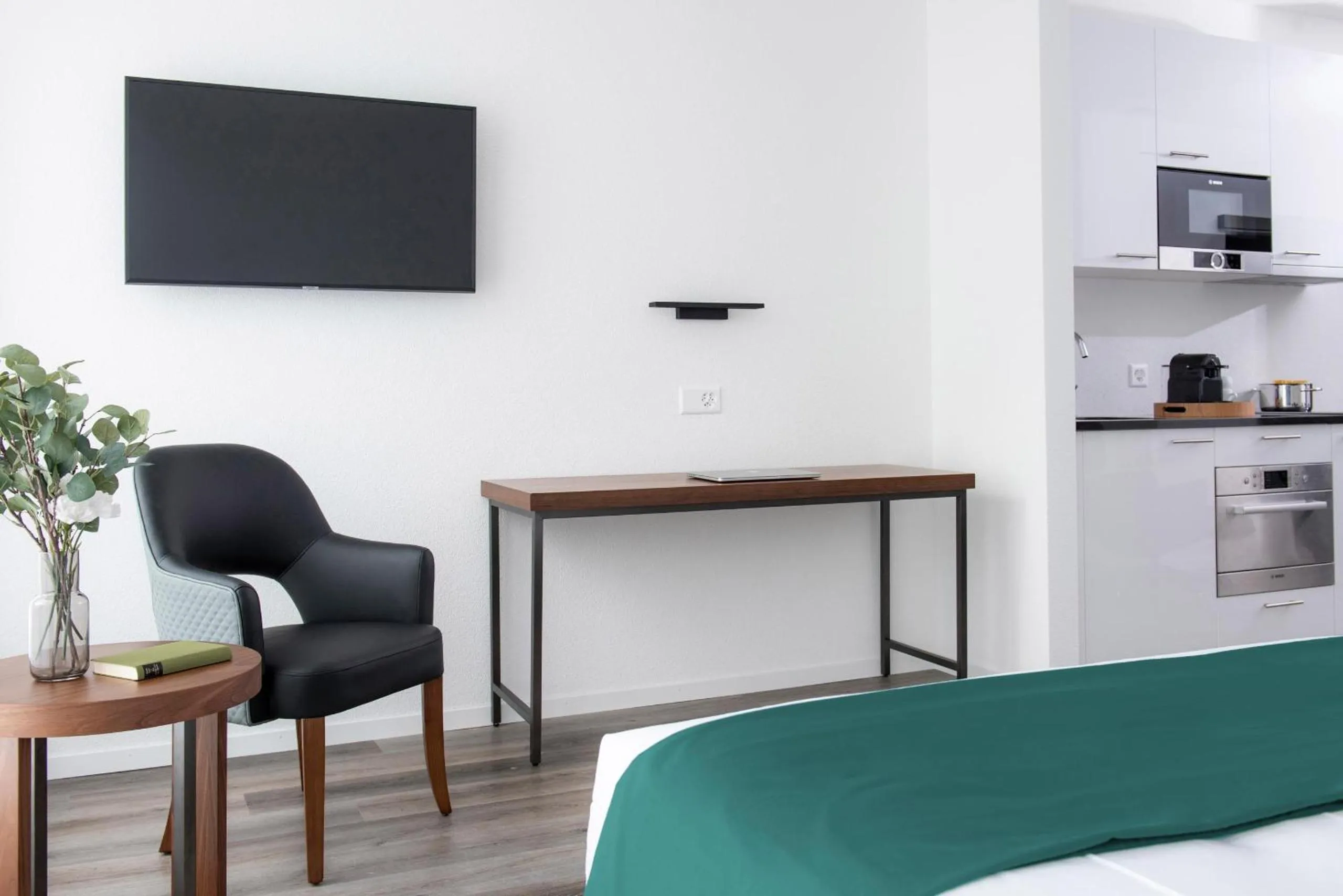 Seating area, Bed in K BUSINESS