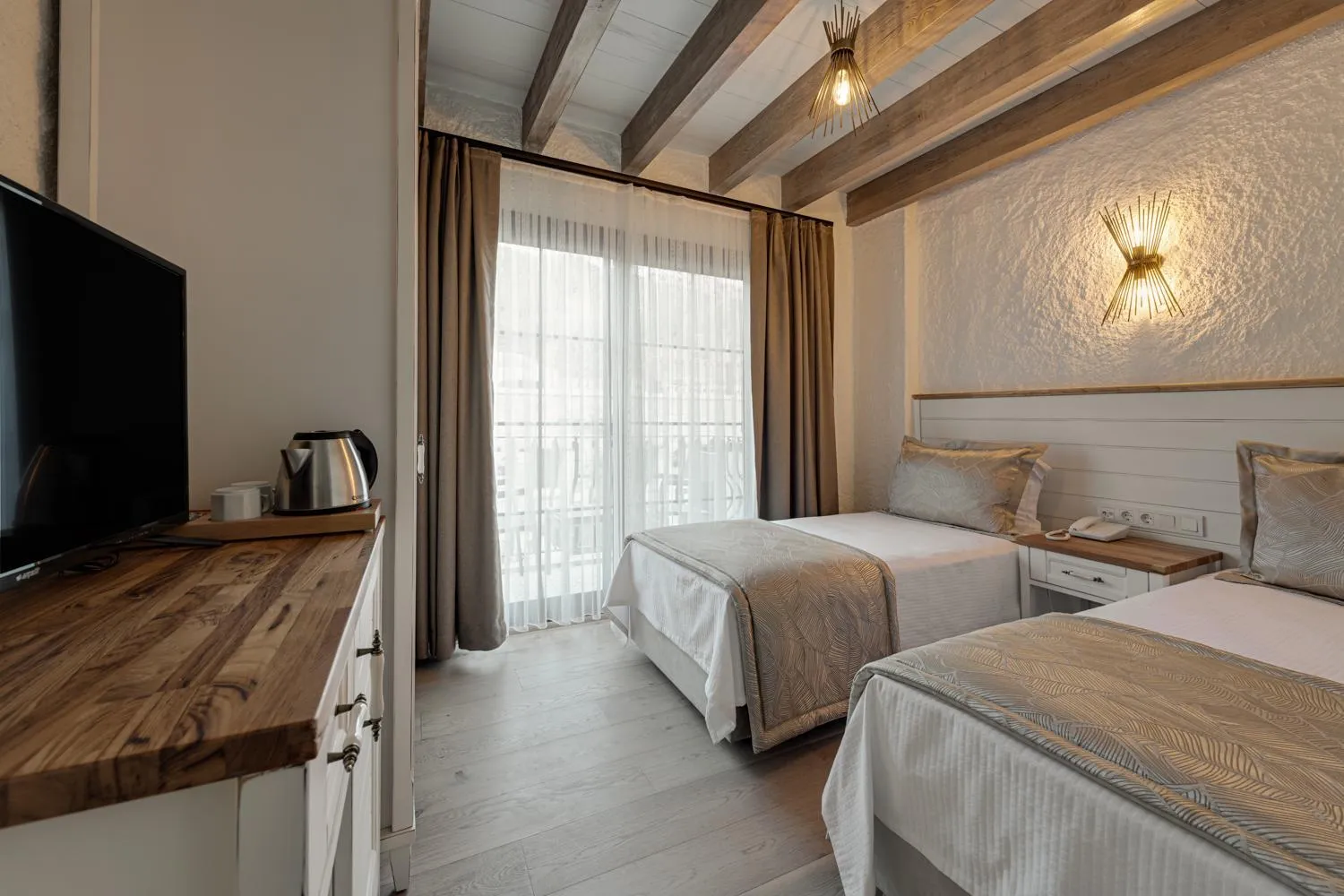 Bed in Atrium Taş Otel