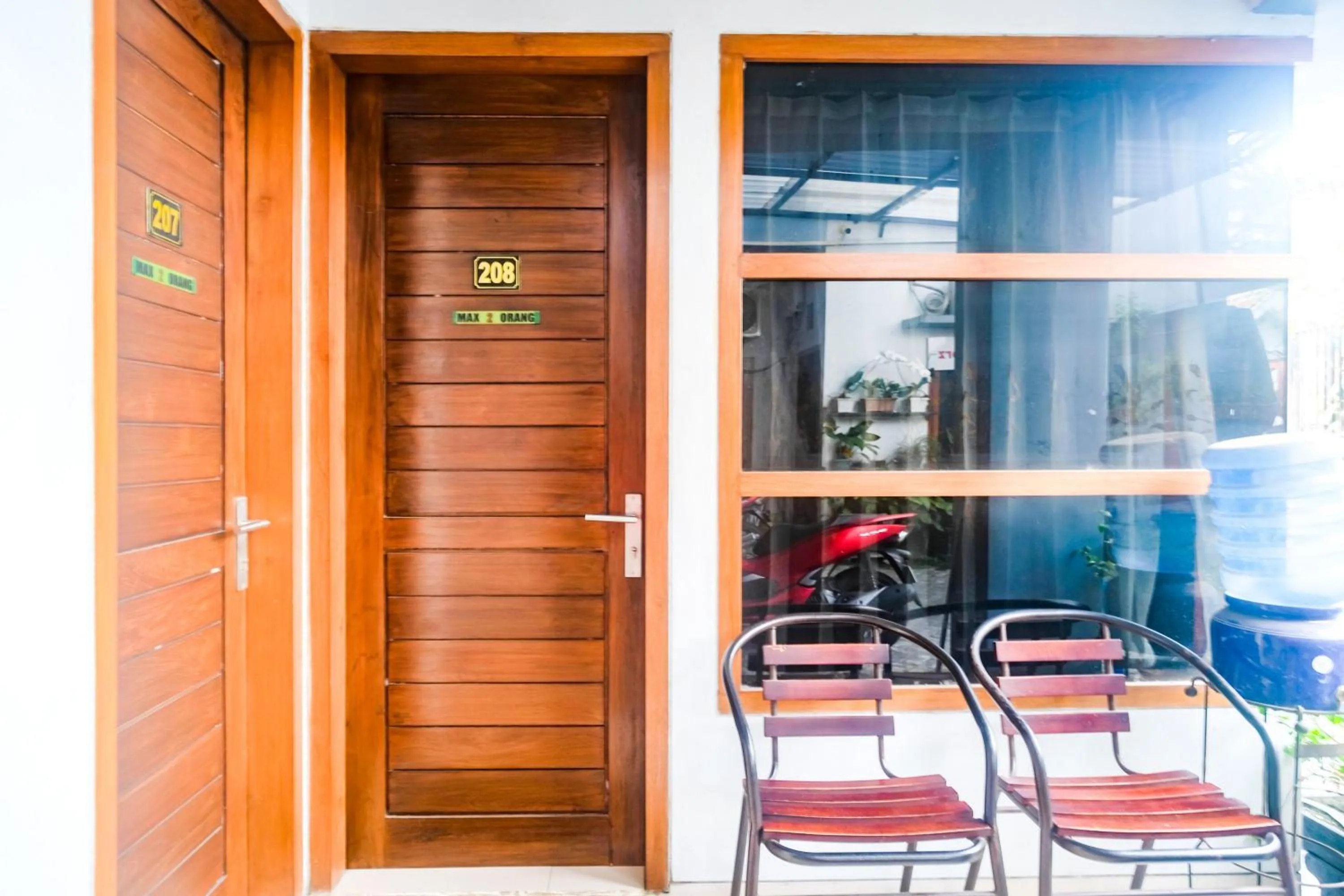 Seating area in RedDoorz @ Jalan Kedawung