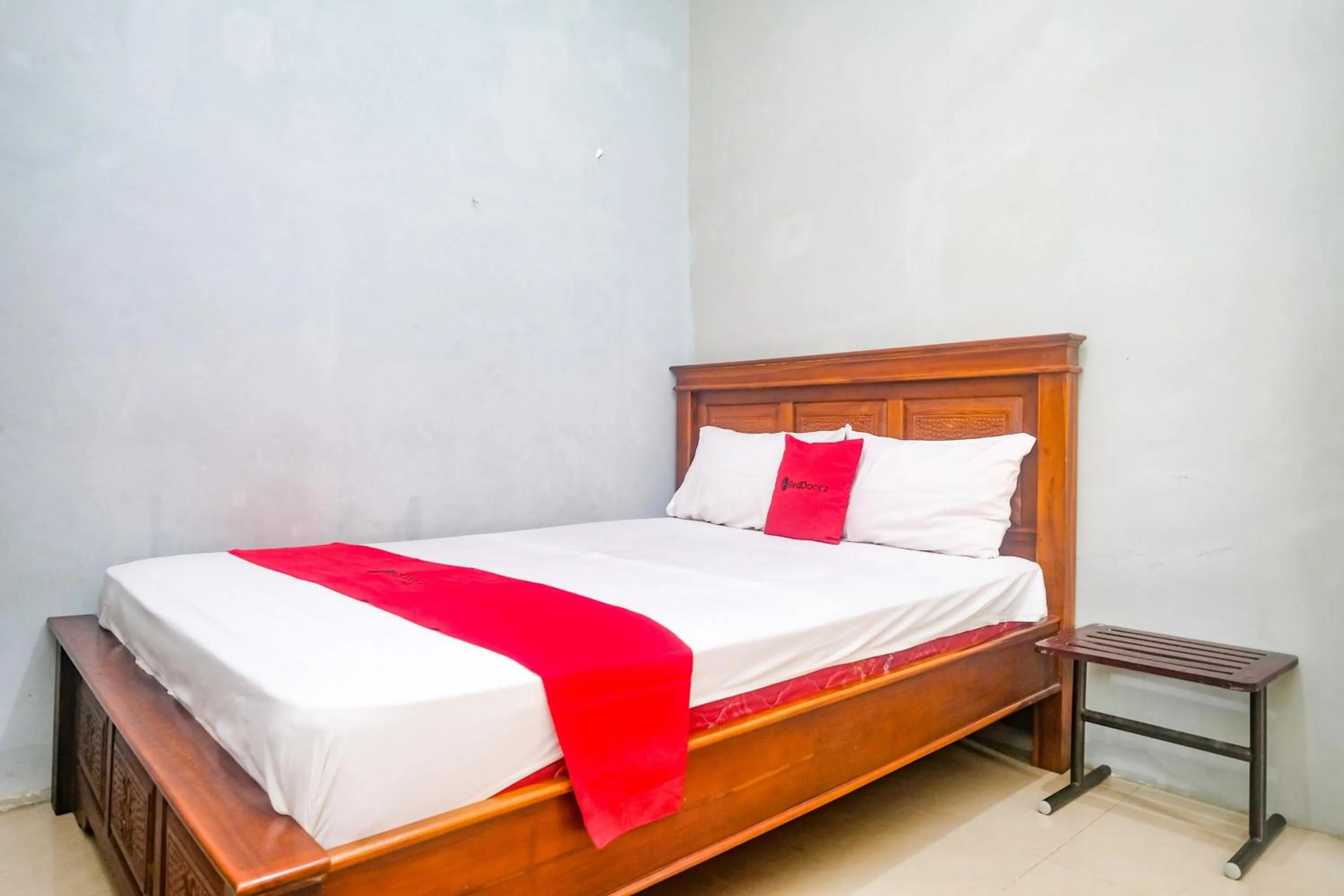 Bedroom, Bed in RedDoorz @ Jalan Kedawung