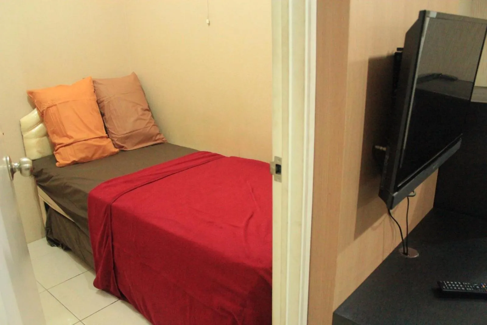Bed in Kalibata city by Sang Living