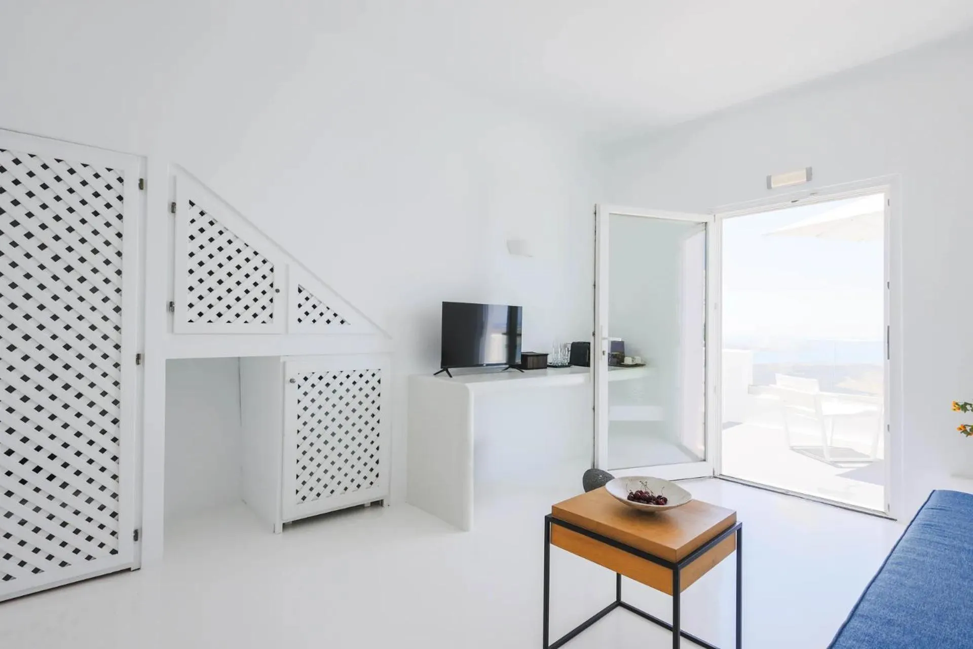 TV and multimedia in Aeifos Boutique Hotel