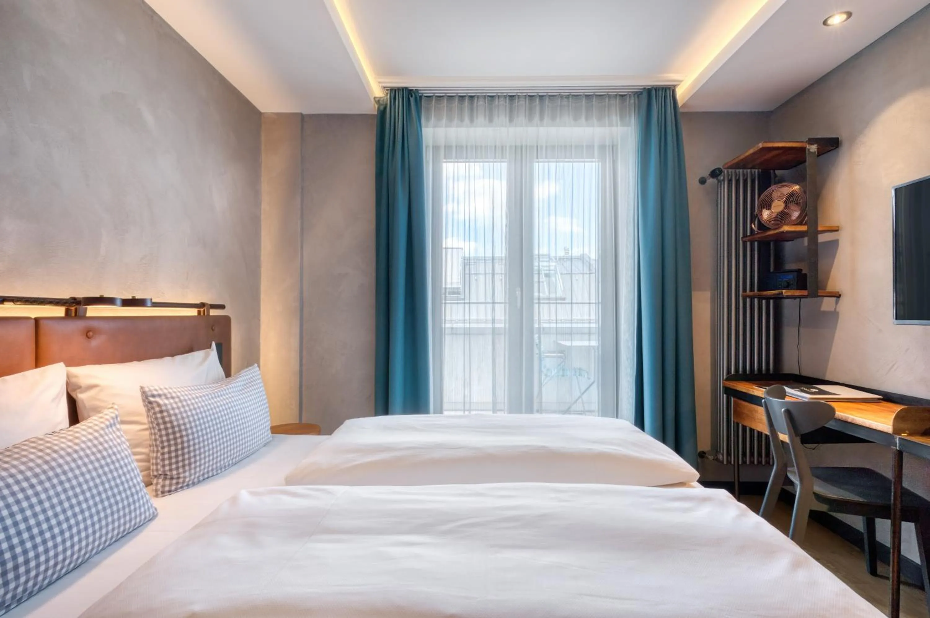 Photo of the whole room, Bed in Unsöld's Factory Hotel