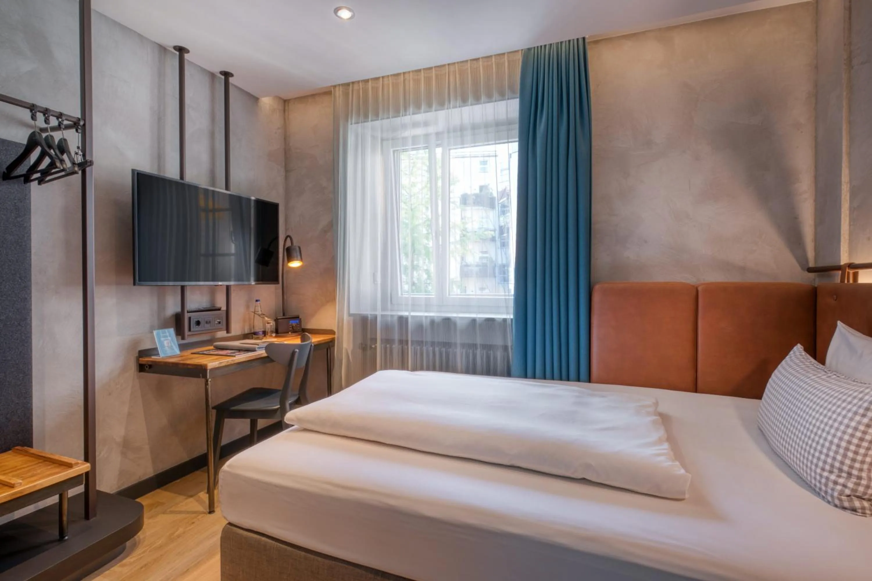 Photo of the whole room, Bed in Unsöld's Factory Hotel