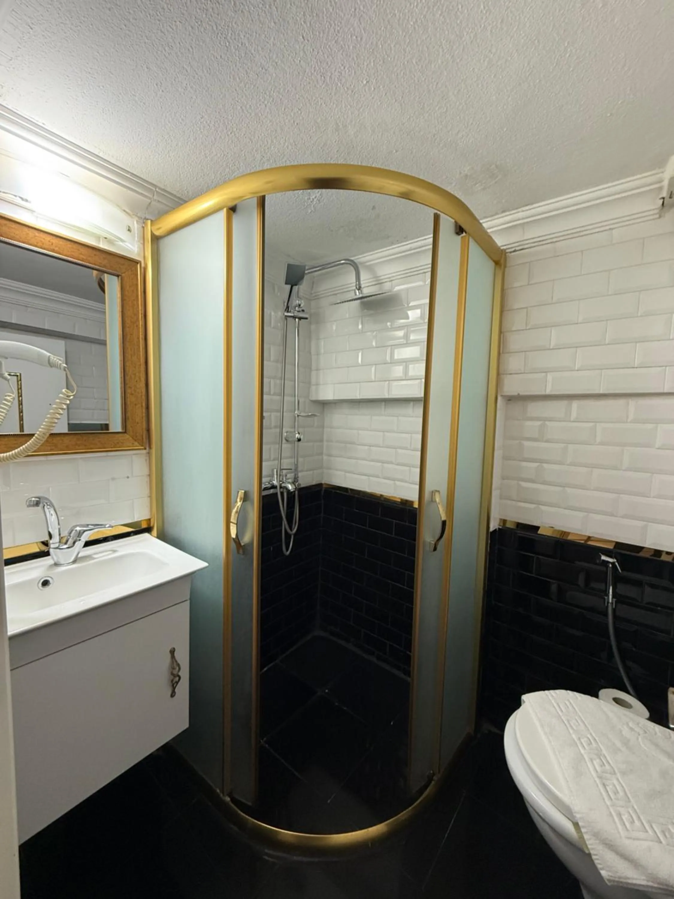 Shower in RHYTHM HOTEL