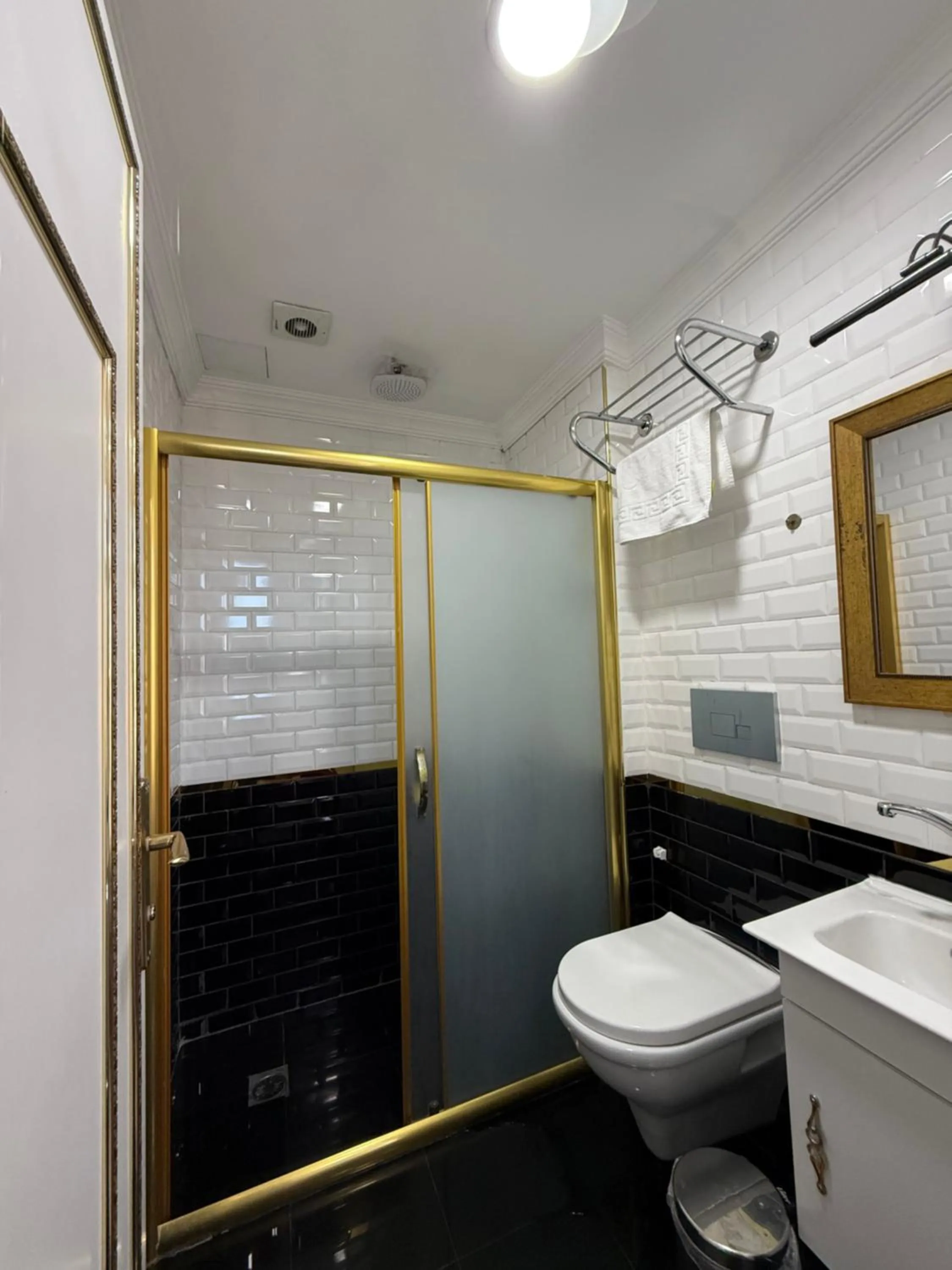 Shower in RHYTHM HOTEL