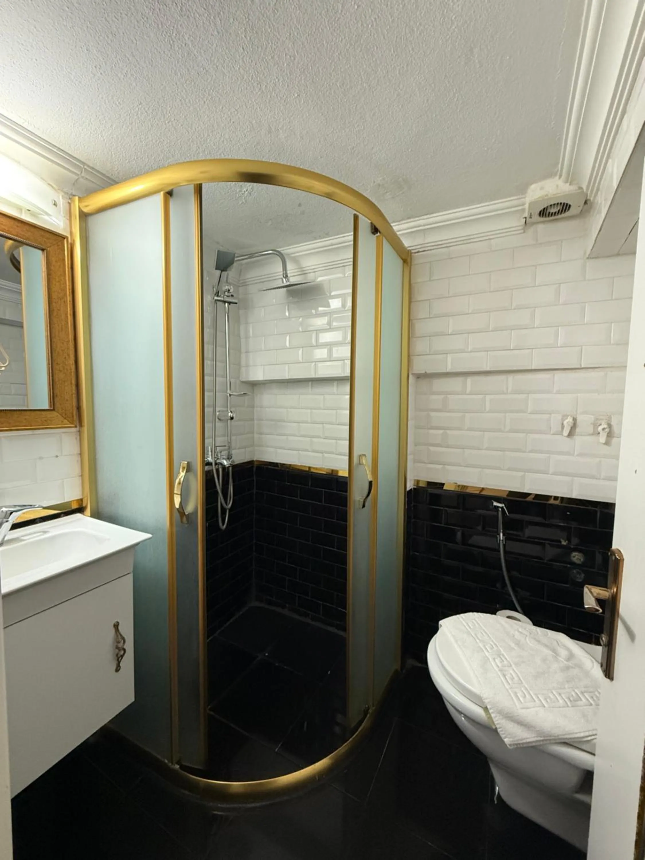 Shower in RHYTHM HOTEL