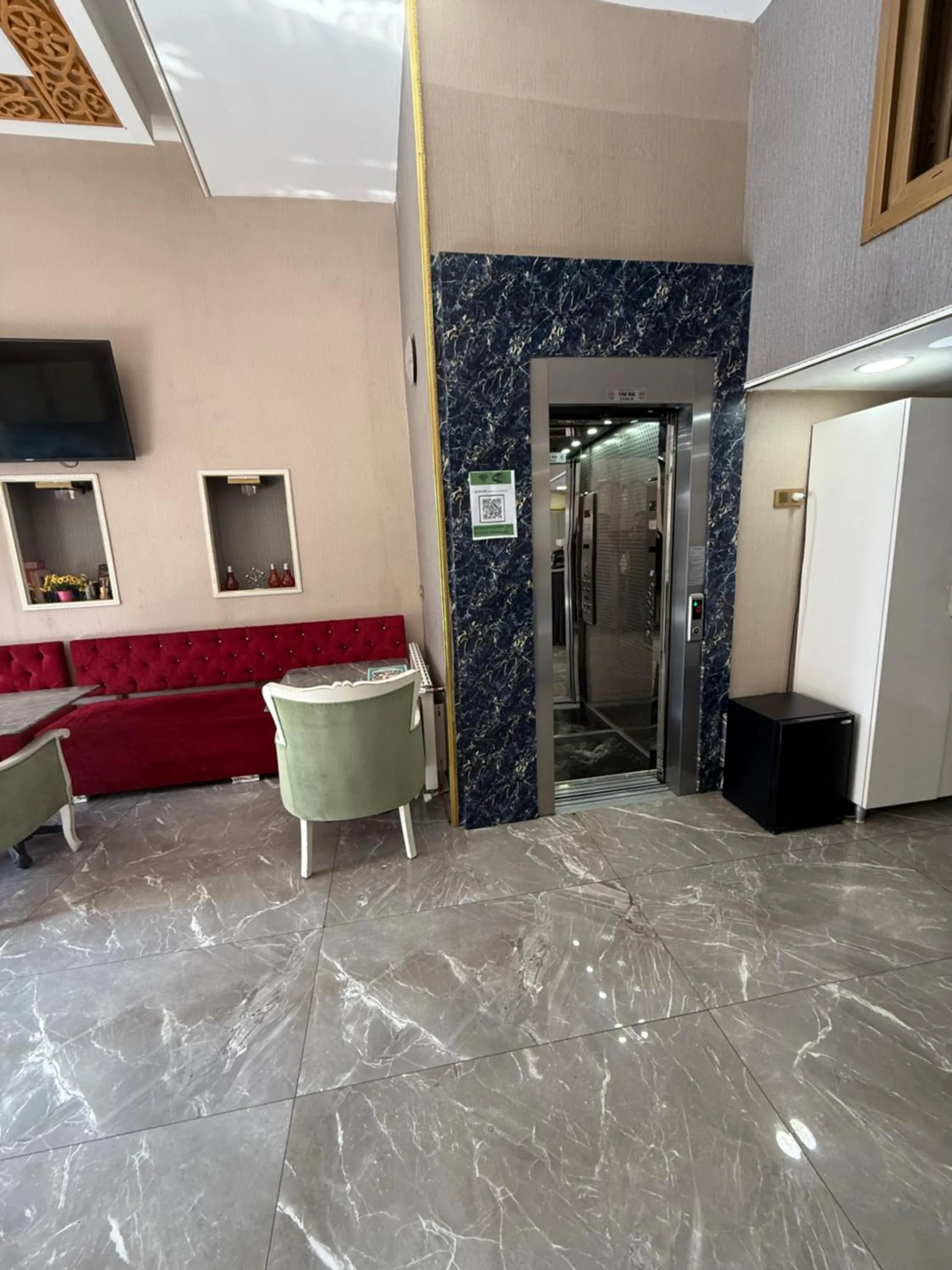 elevator in RHYTHM HOTEL