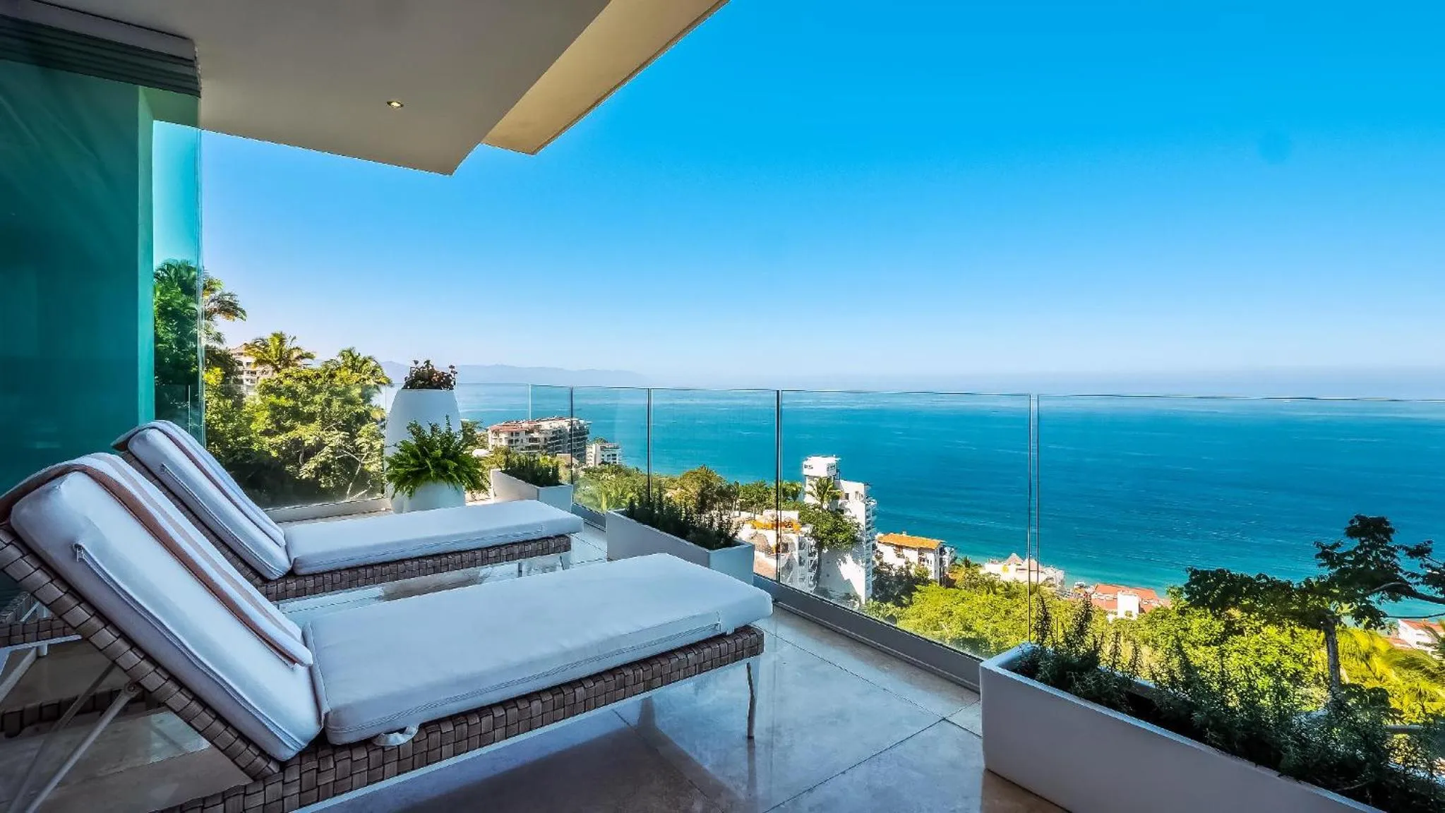Patio in Avalon - 401 Luxury & Breathtaking Sunset Views