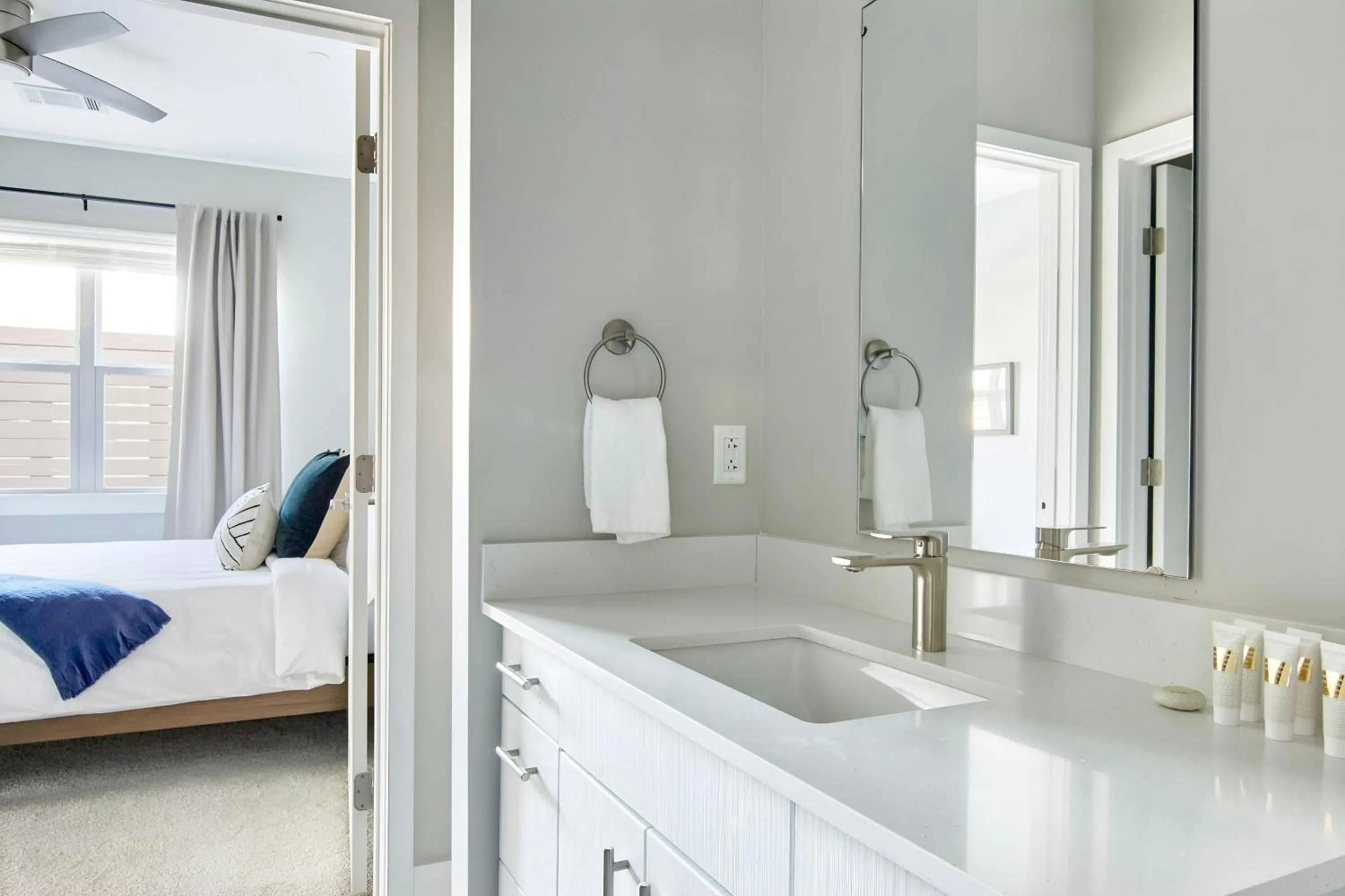 Bathroom, Bed in Sonder by Marriott Bonvoy Belcourt Apartments Hillsboro Village