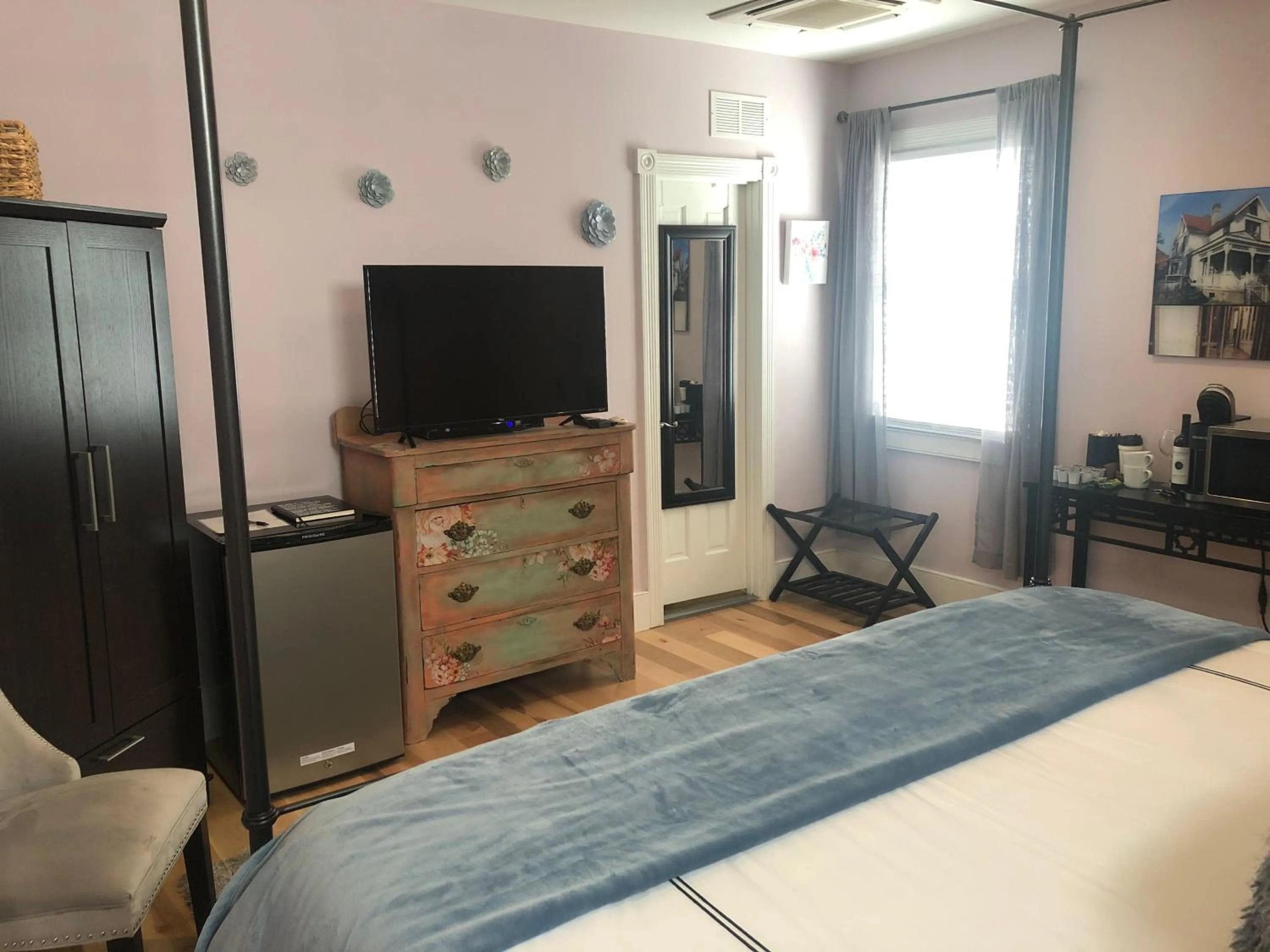 Bed in Luxurious Private Suites in Downtown Charleston