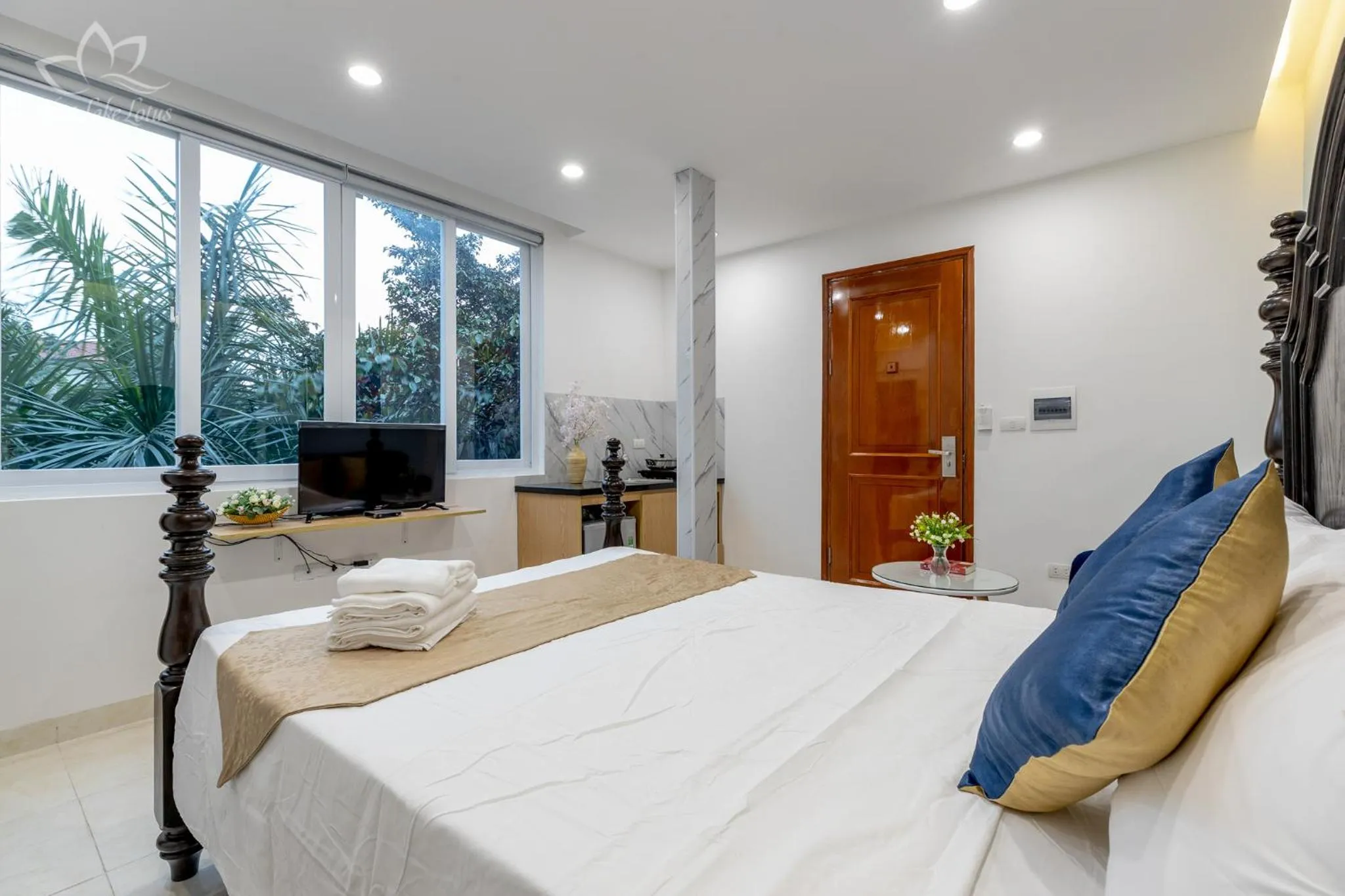 Photo of the whole room, Bed in The Lakeview - West Lake Lotus Apartments
