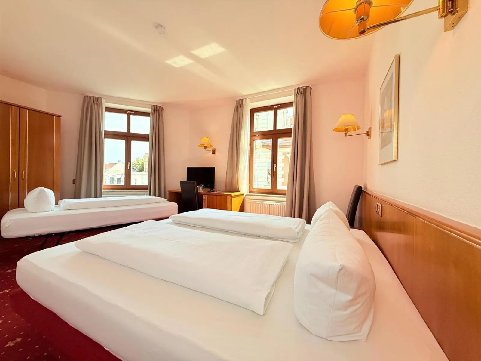 Bedroom, Bed in Hotel Merseburger Hof