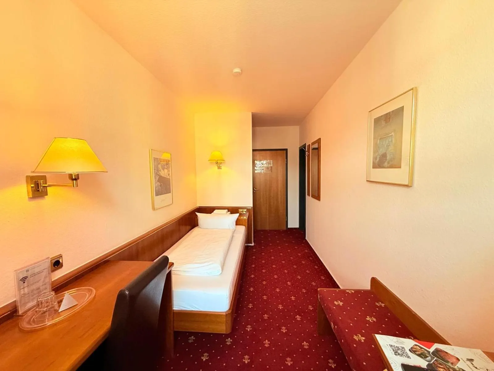 Bedroom, Bed in Hotel Merseburger Hof