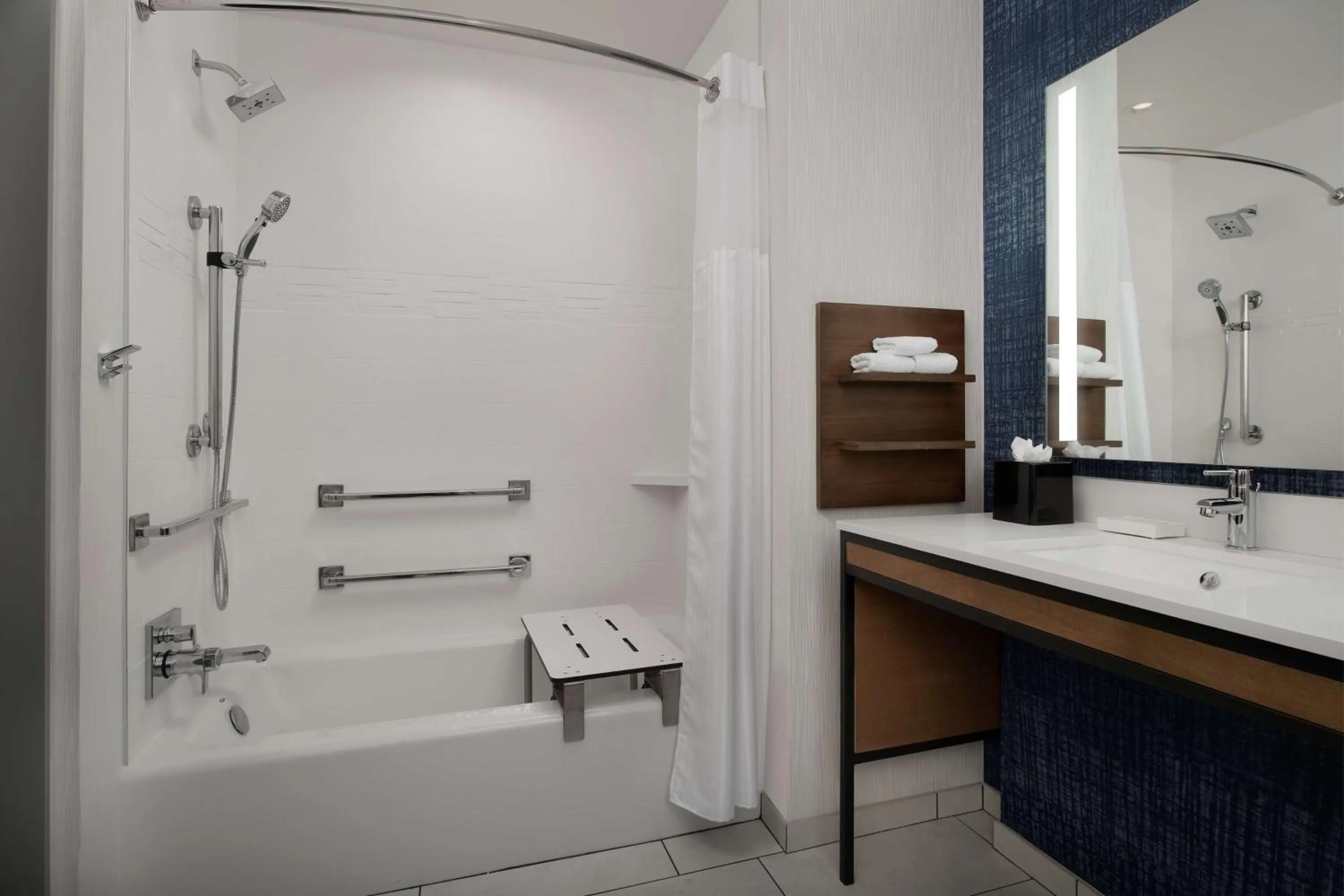 Bathroom in Hilton Garden Inn San Jose Airport