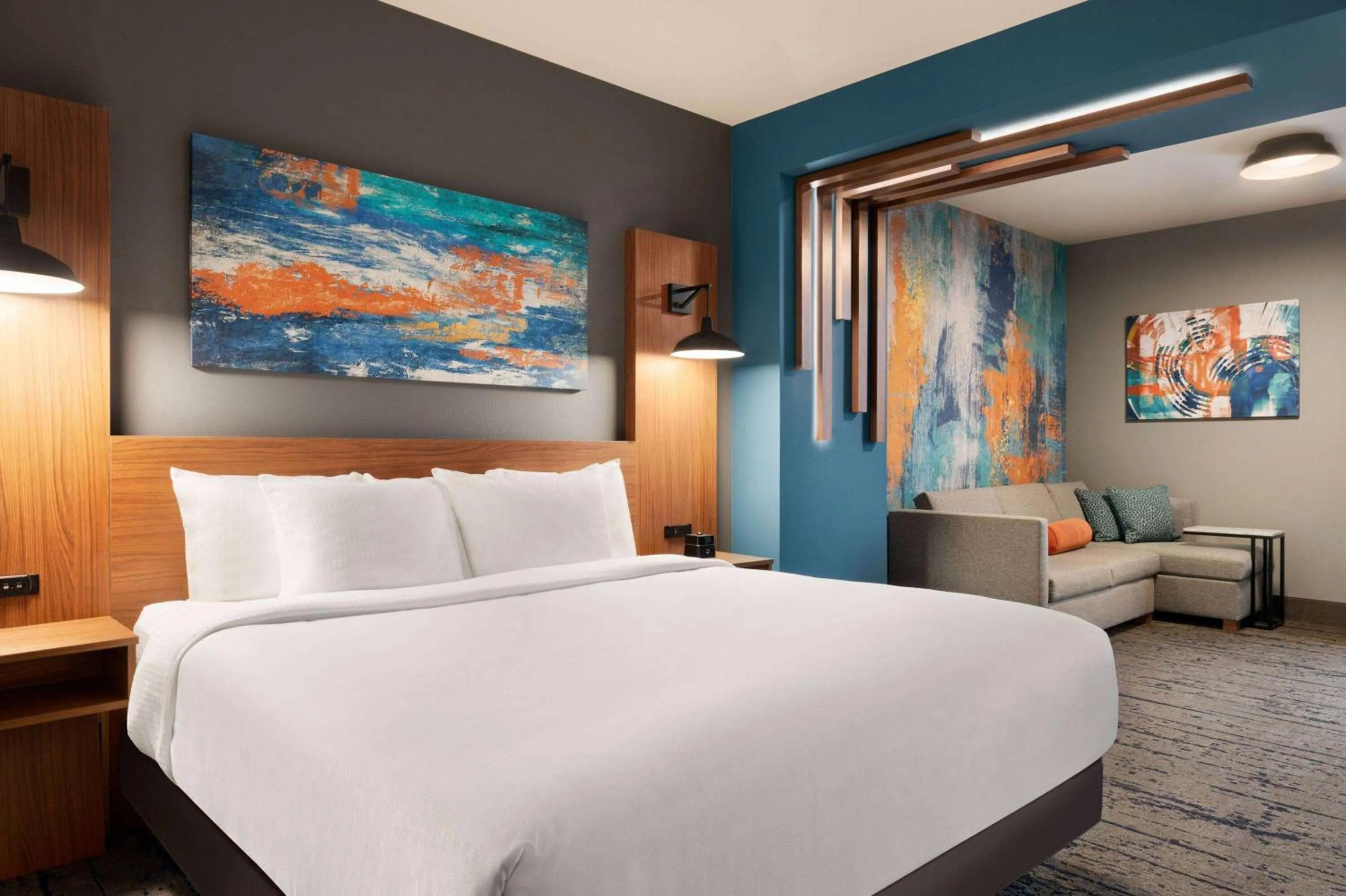 Bed in La Quinta Inn & Suites by Wyndham Marysville