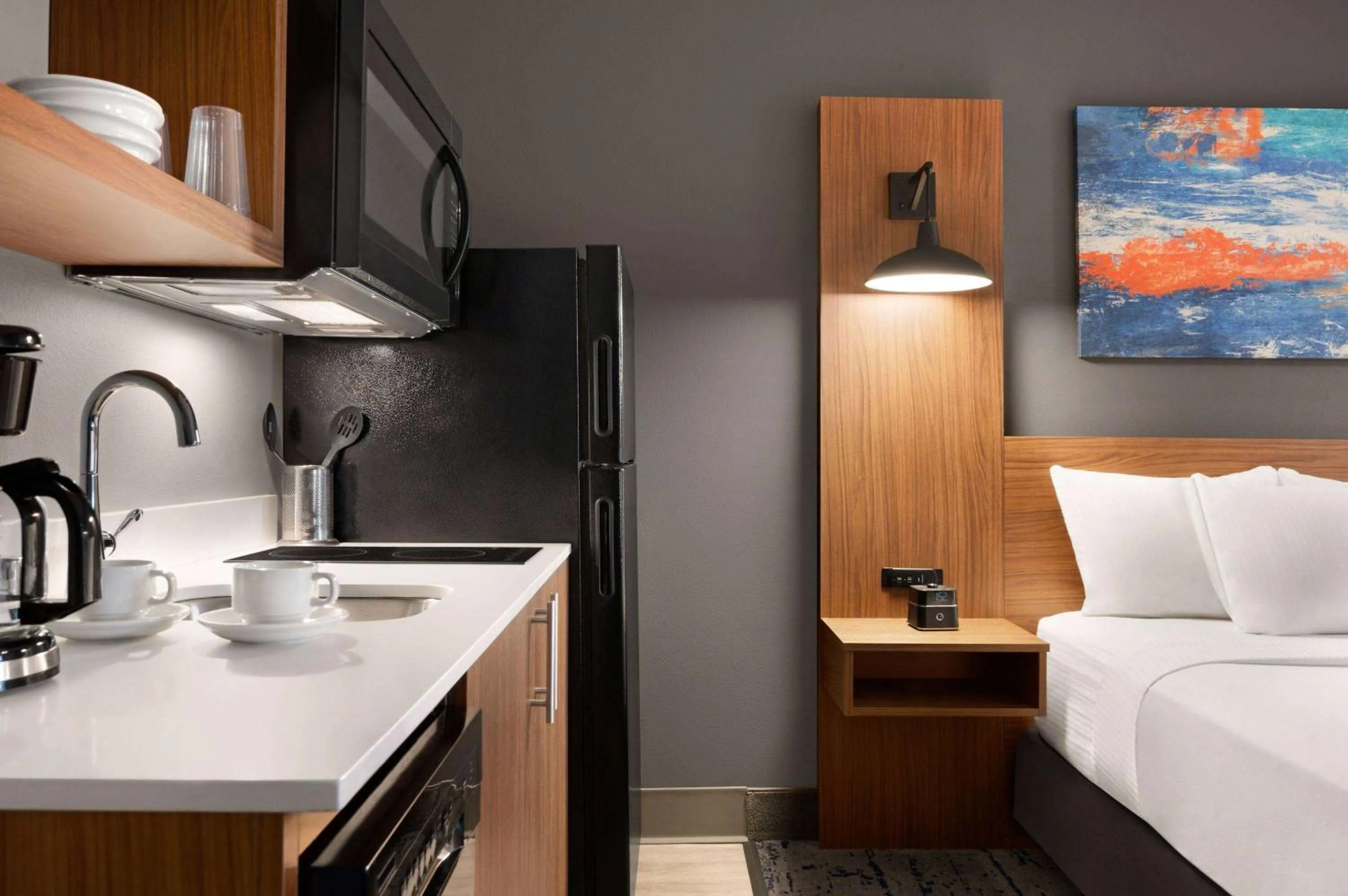 Bed in La Quinta Inn & Suites by Wyndham Marysville