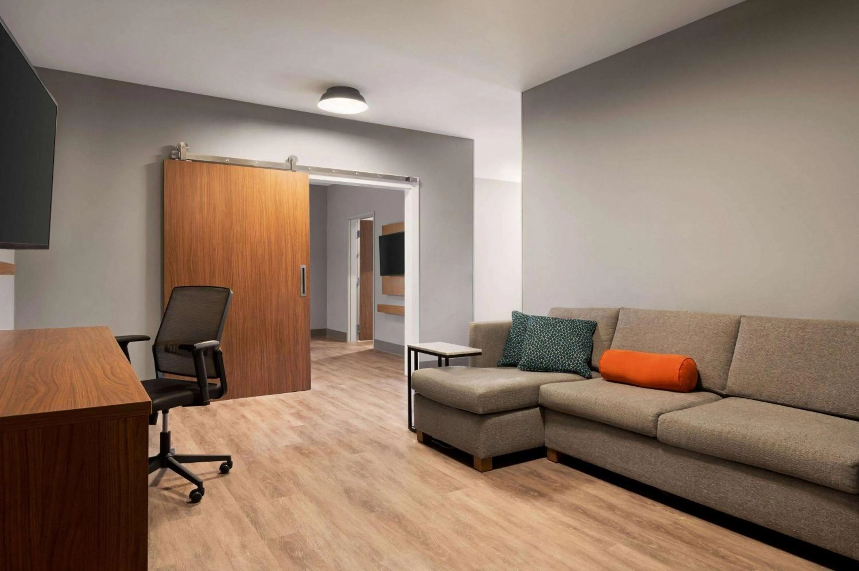 Bed in La Quinta Inn & Suites by Wyndham Marysville