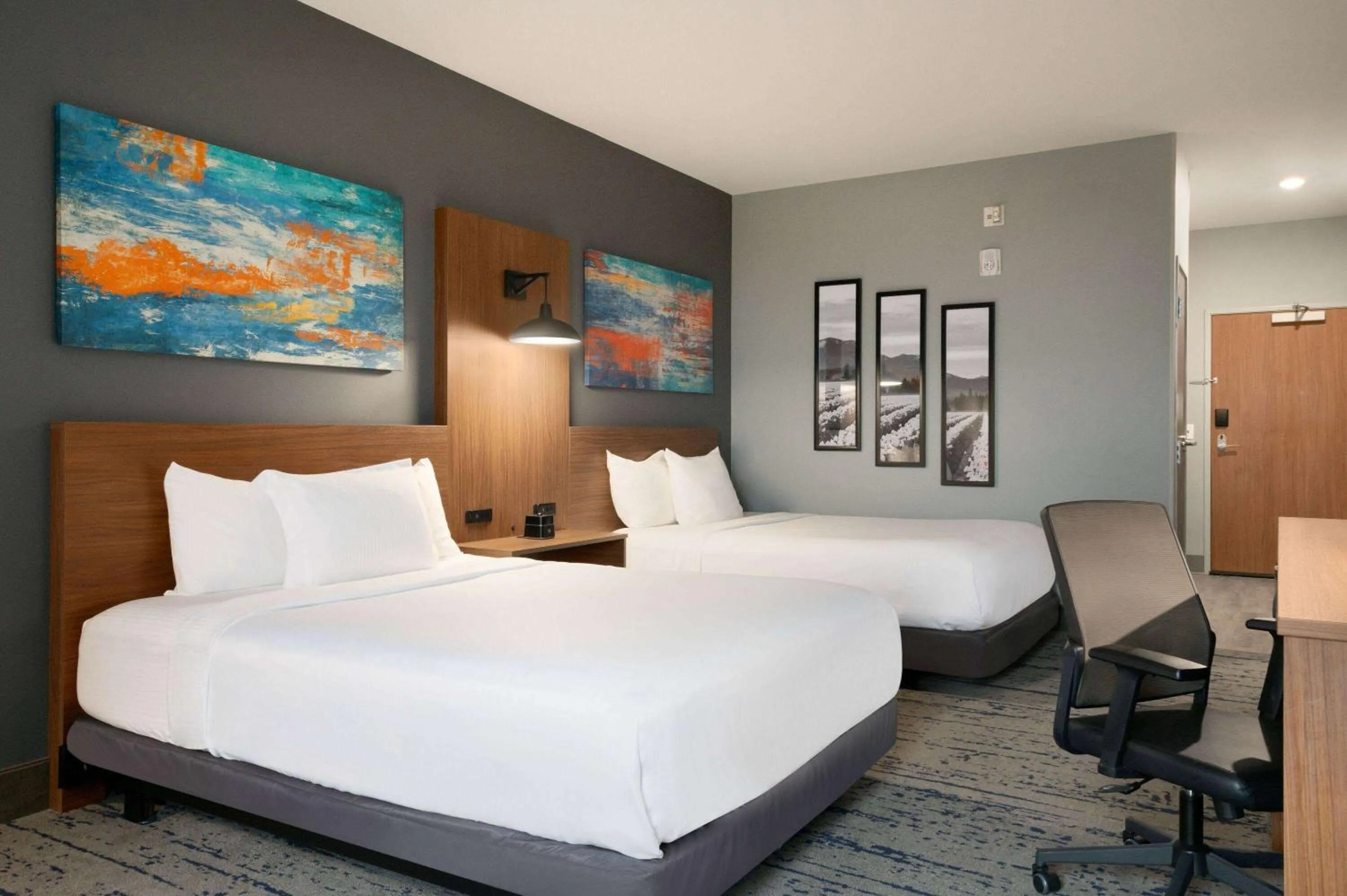 Photo of the whole room, Bed in La Quinta Inn & Suites by Wyndham Marysville