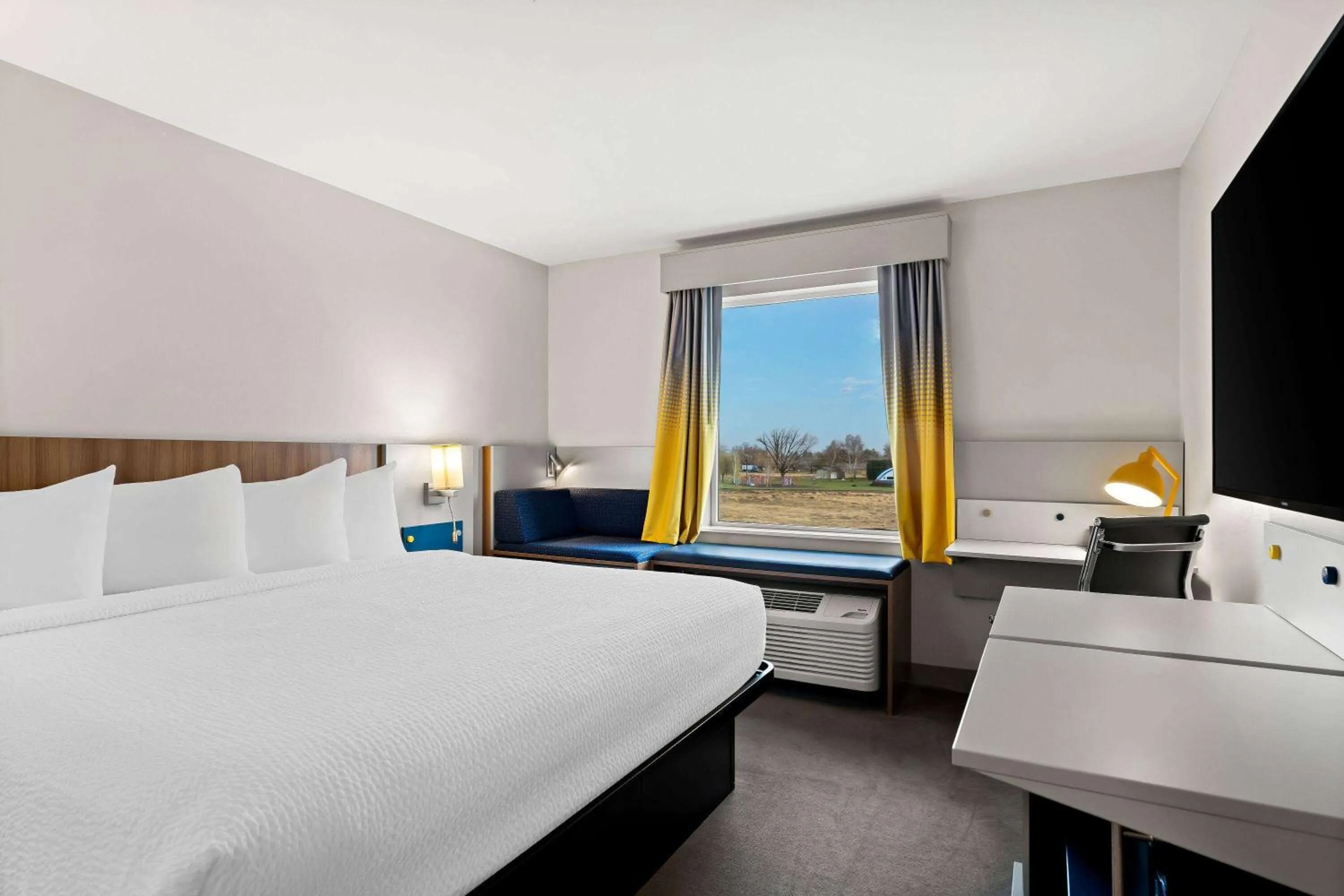 Bed in Holiday Inn Express & Suites George - Quincy South by IHG