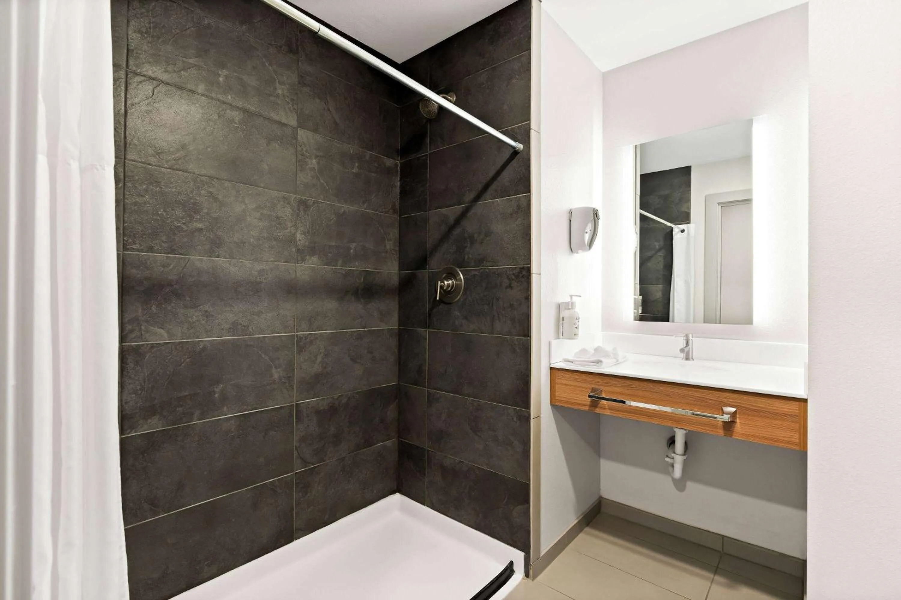 Shower in Holiday Inn Express & Suites George - Quincy South by IHG
