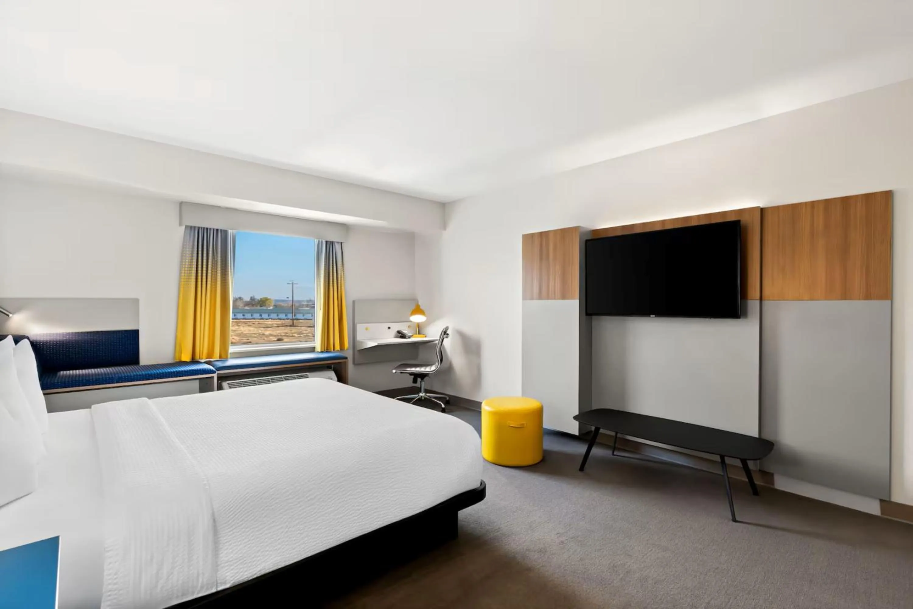 Photo of the whole room, Bed in Holiday Inn Express & Suites George - Quincy South by IHG