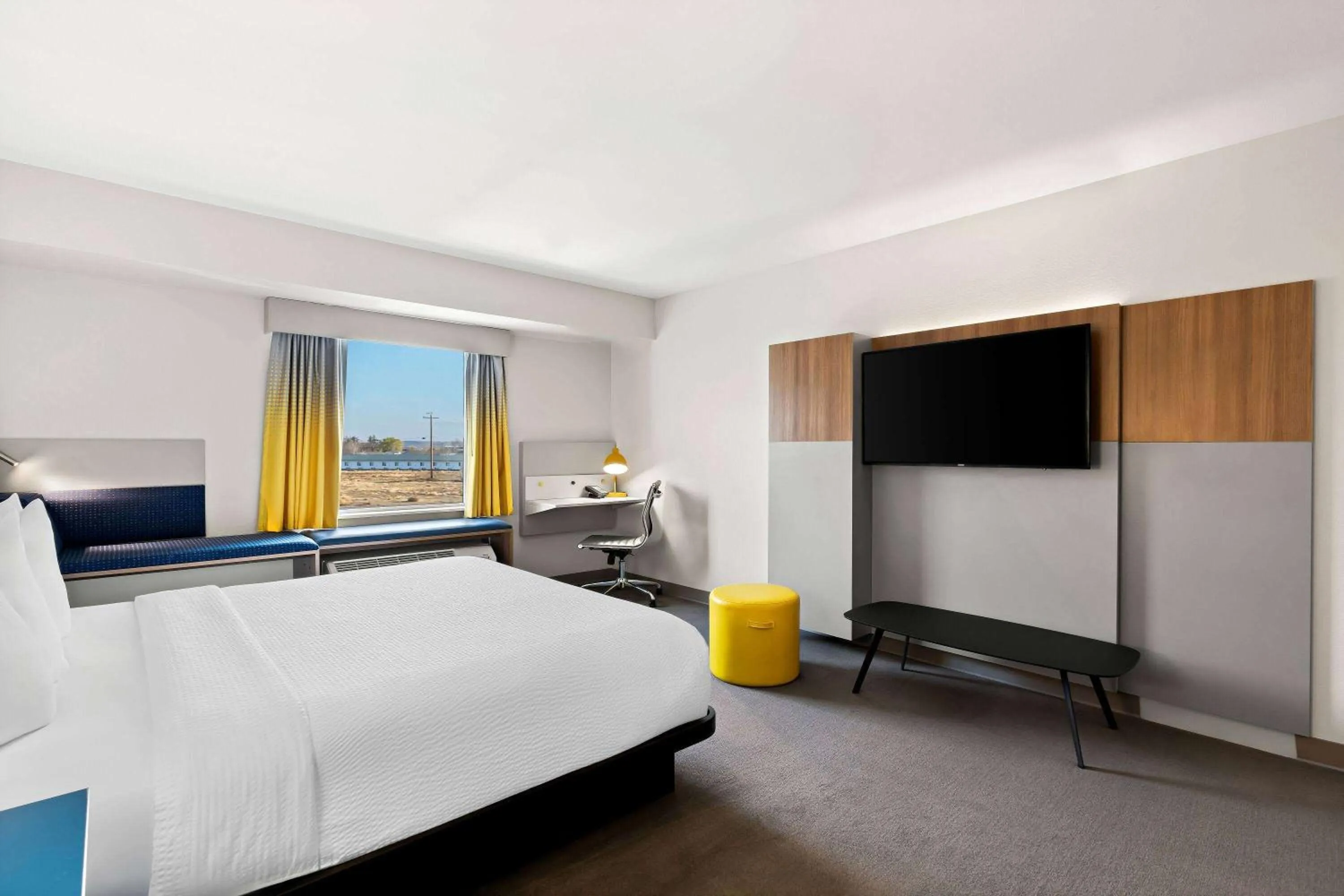 Photo of the whole room, Bed in Holiday Inn Express & Suites George - Quincy South by IHG