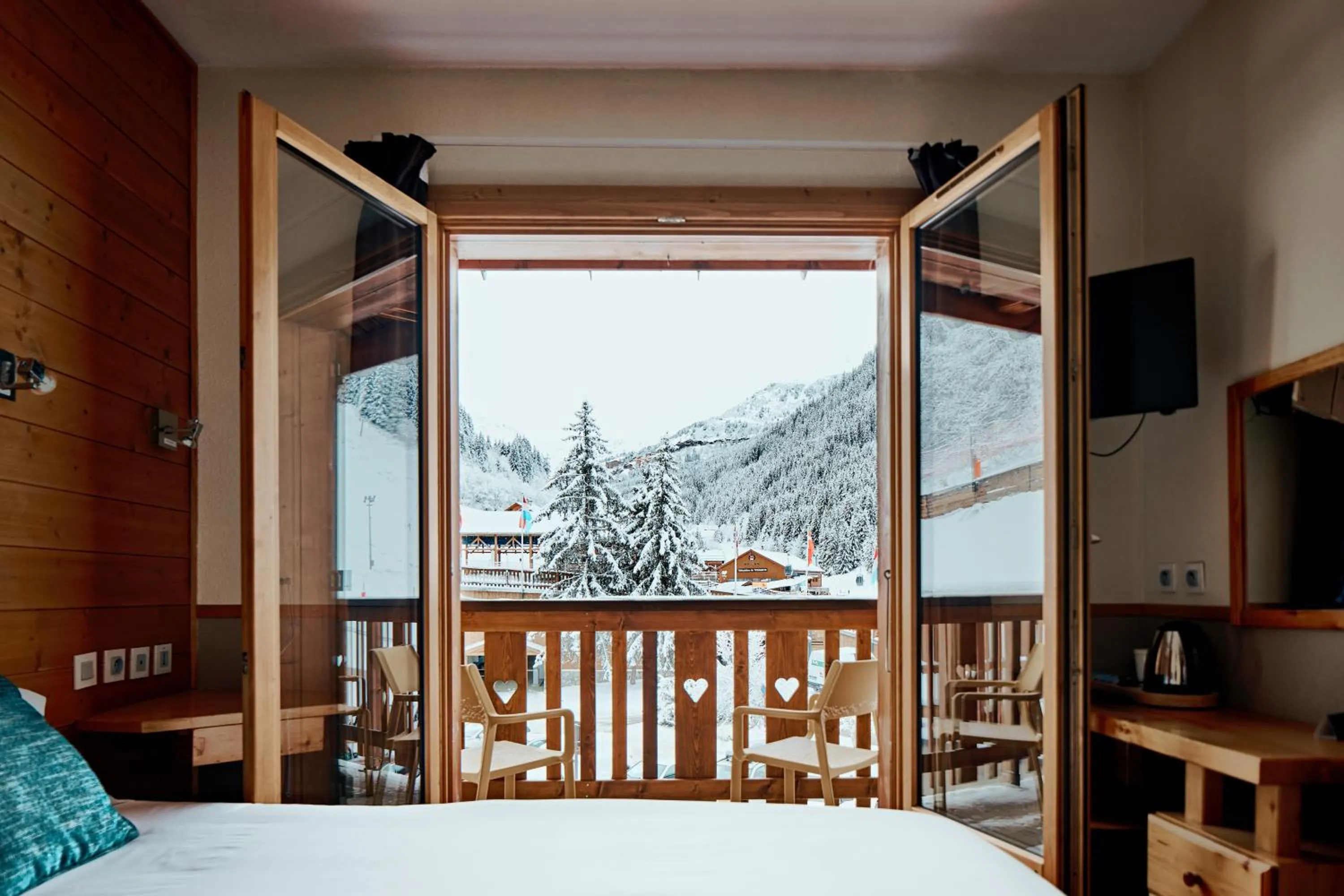 Property building, Bed in Hôtel Les Grangettes