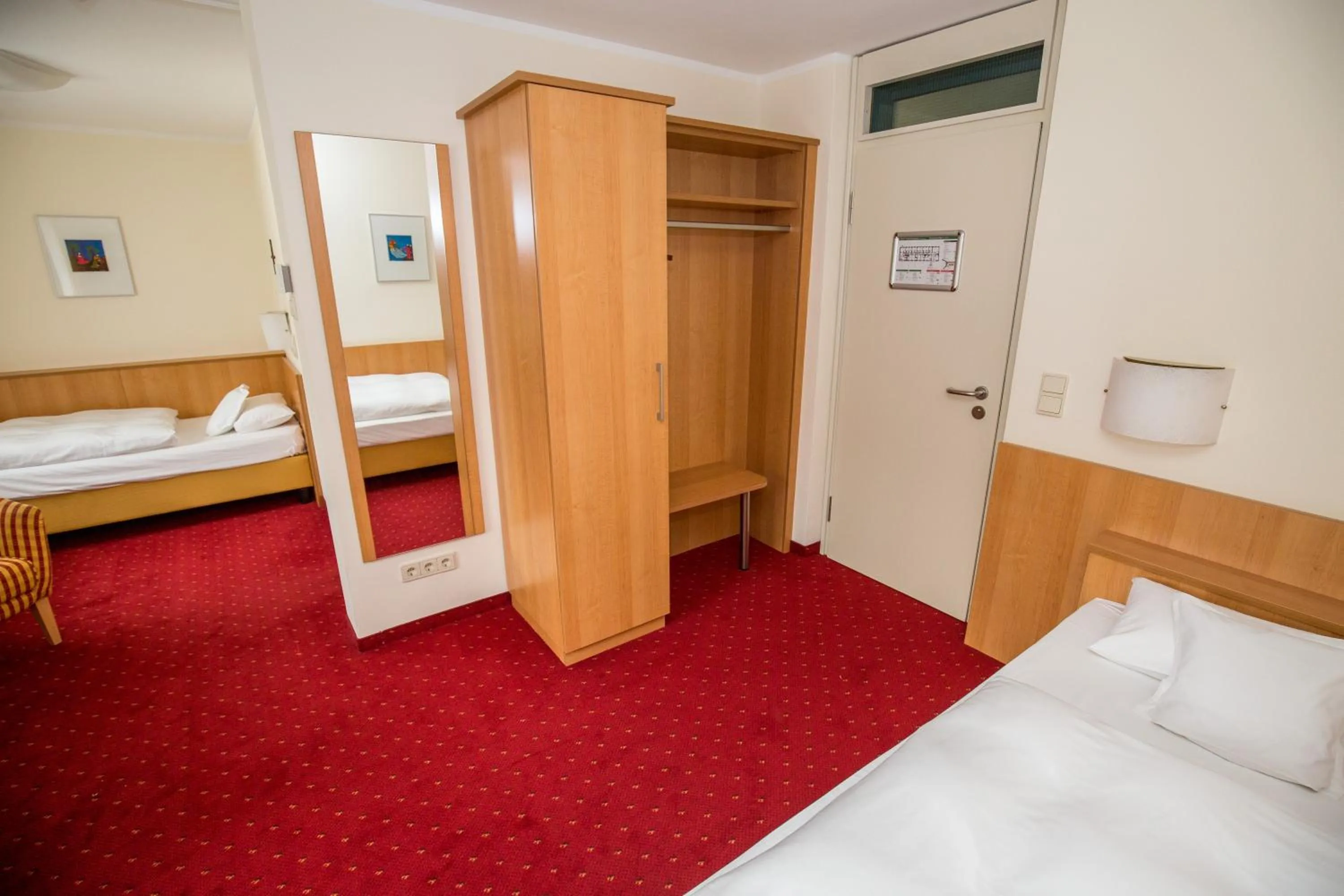 Photo of the whole room, Bed in Gästehaus der Katholischen Akademie in Bayern