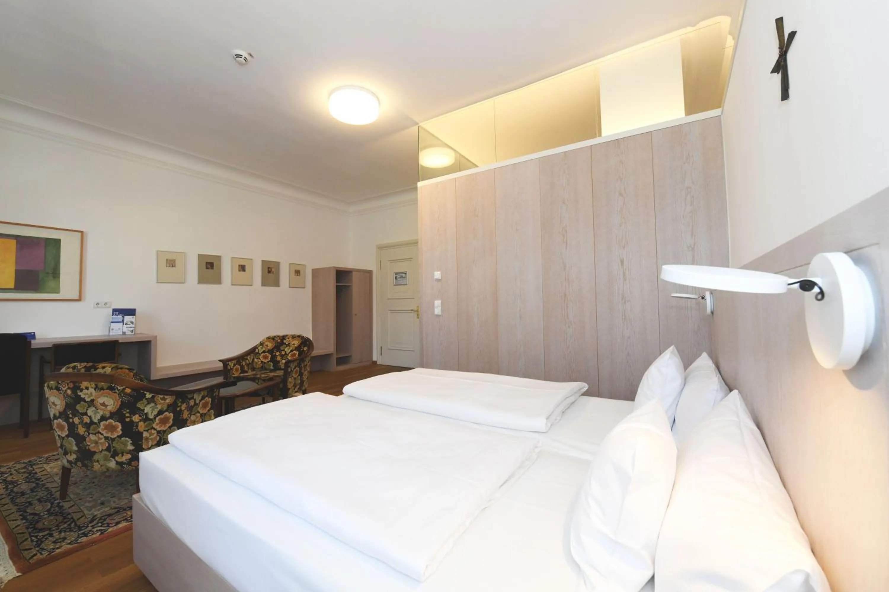 Bed in Gästehaus der Katholischen Akademie in Bayern