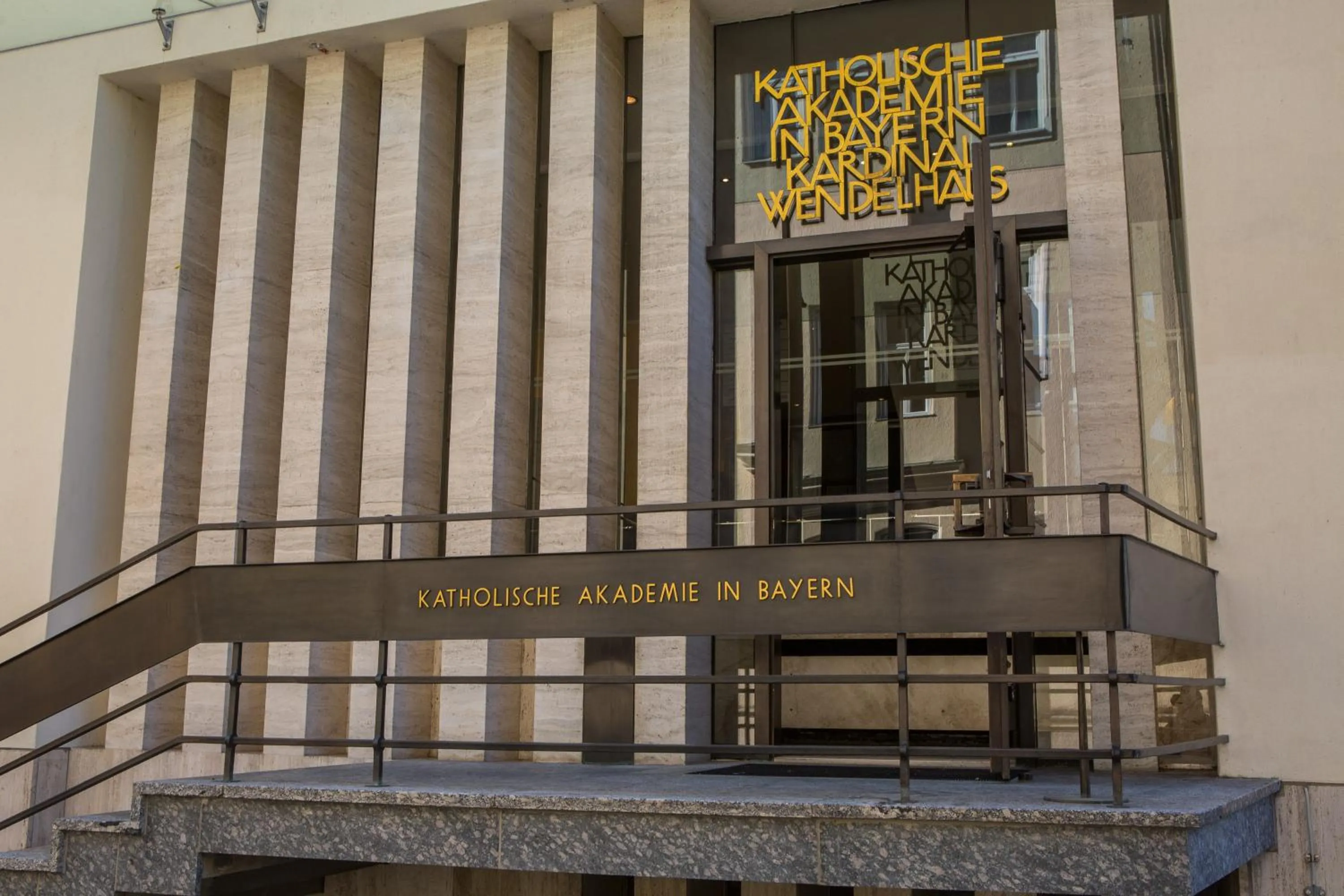 Facade/entrance in Gästehaus der Katholischen Akademie in Bayern