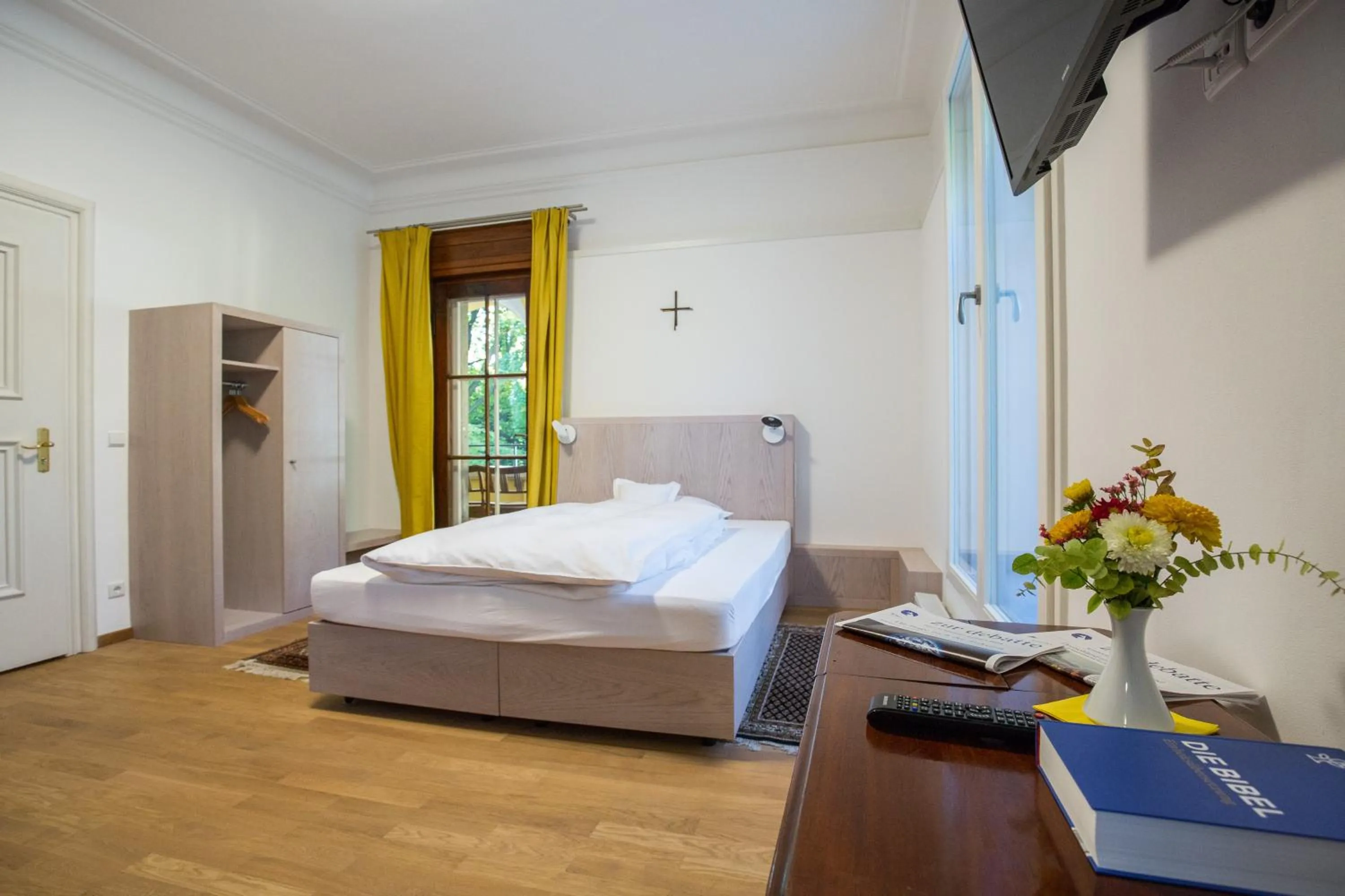 Bed in Gästehaus der Katholischen Akademie in Bayern