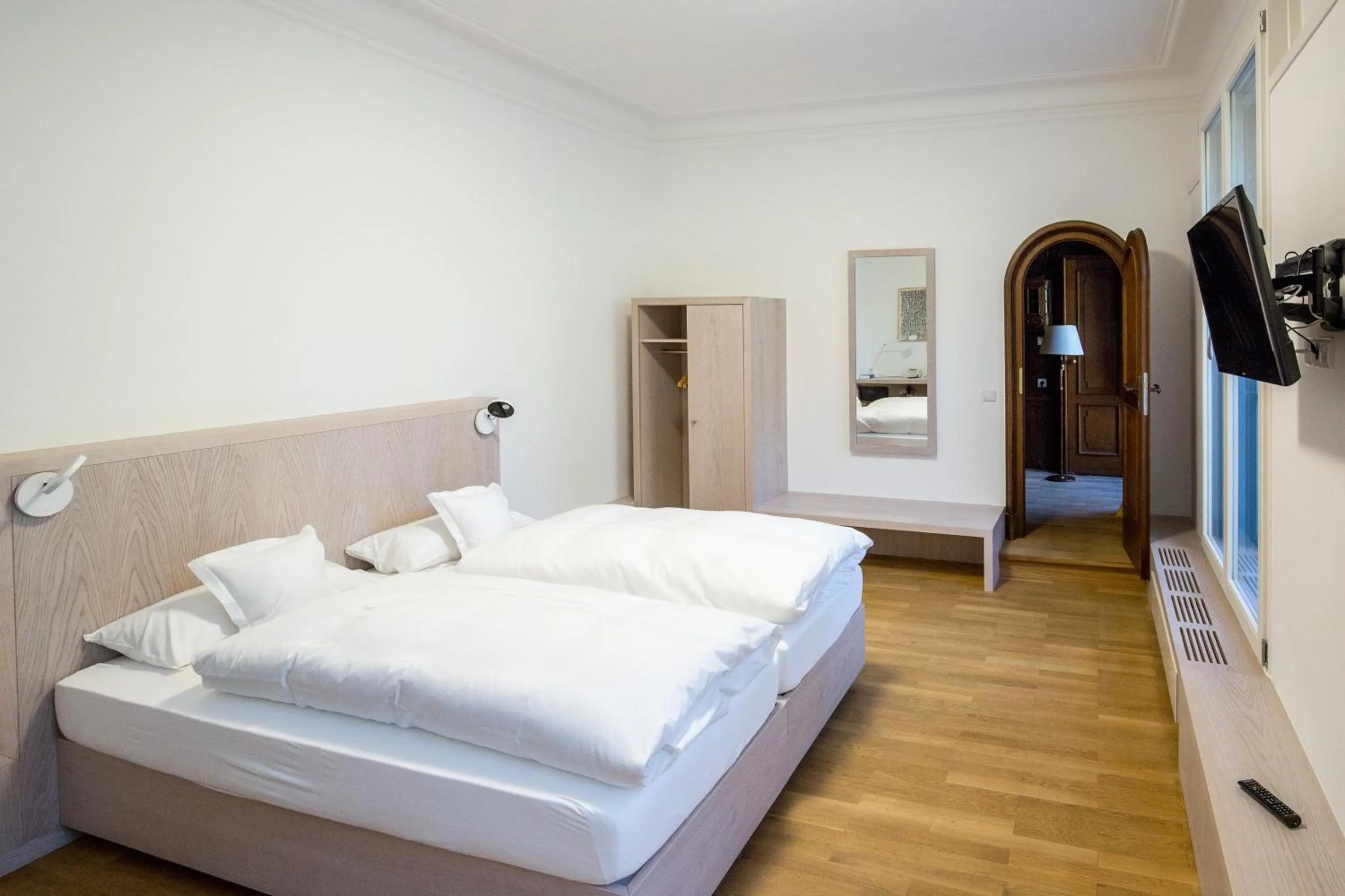 Photo of the whole room, Bed in Gästehaus der Katholischen Akademie in Bayern