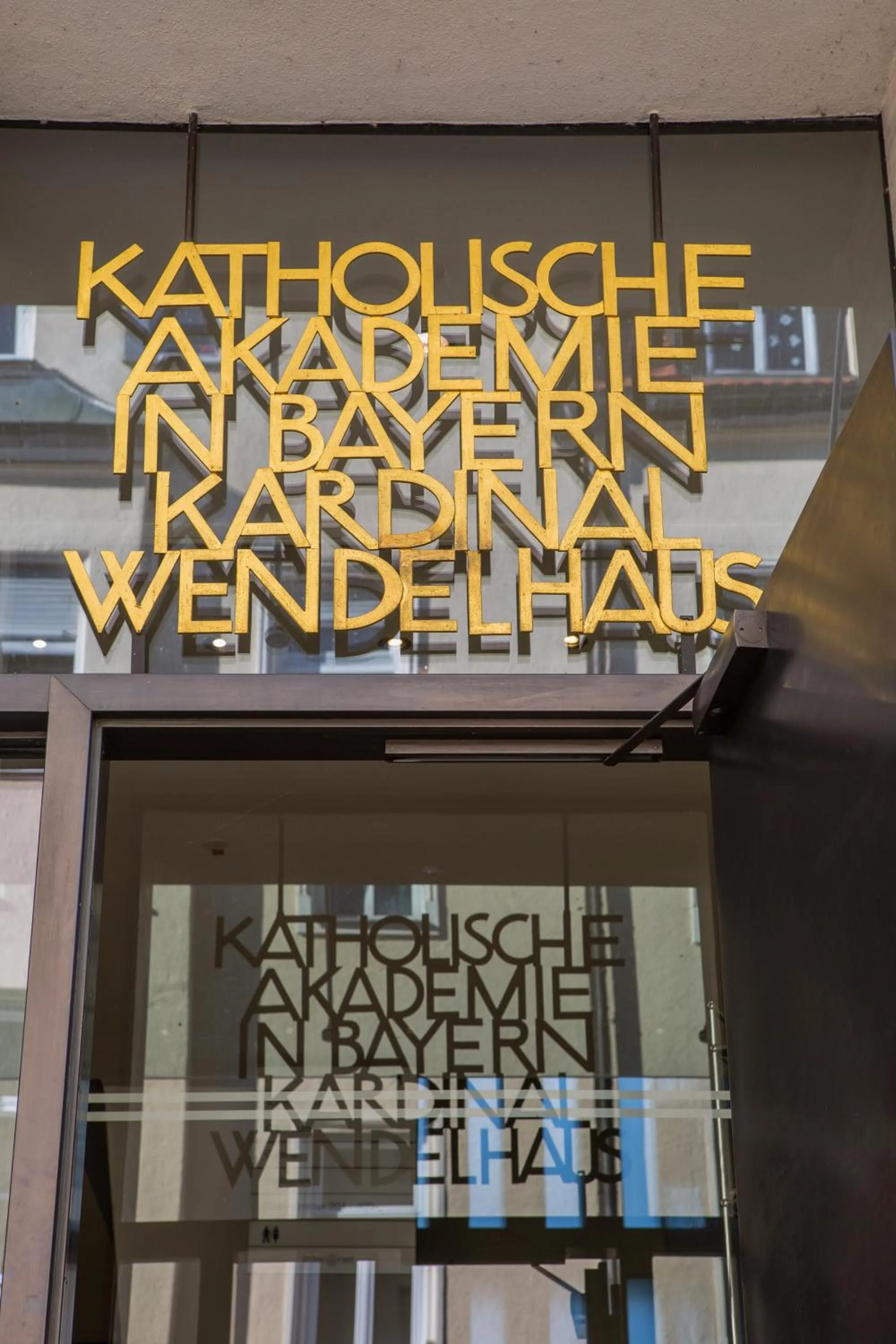 Facade/entrance in Gästehaus der Katholischen Akademie in Bayern