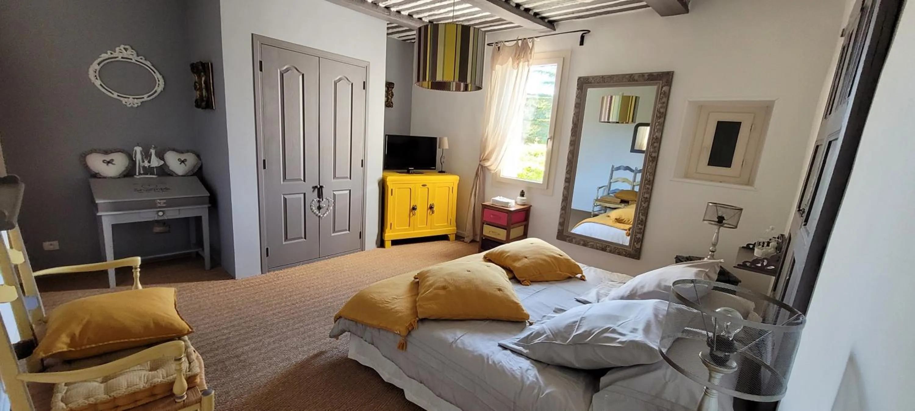 Photo of the whole room, Bed in Mas La Pomarede