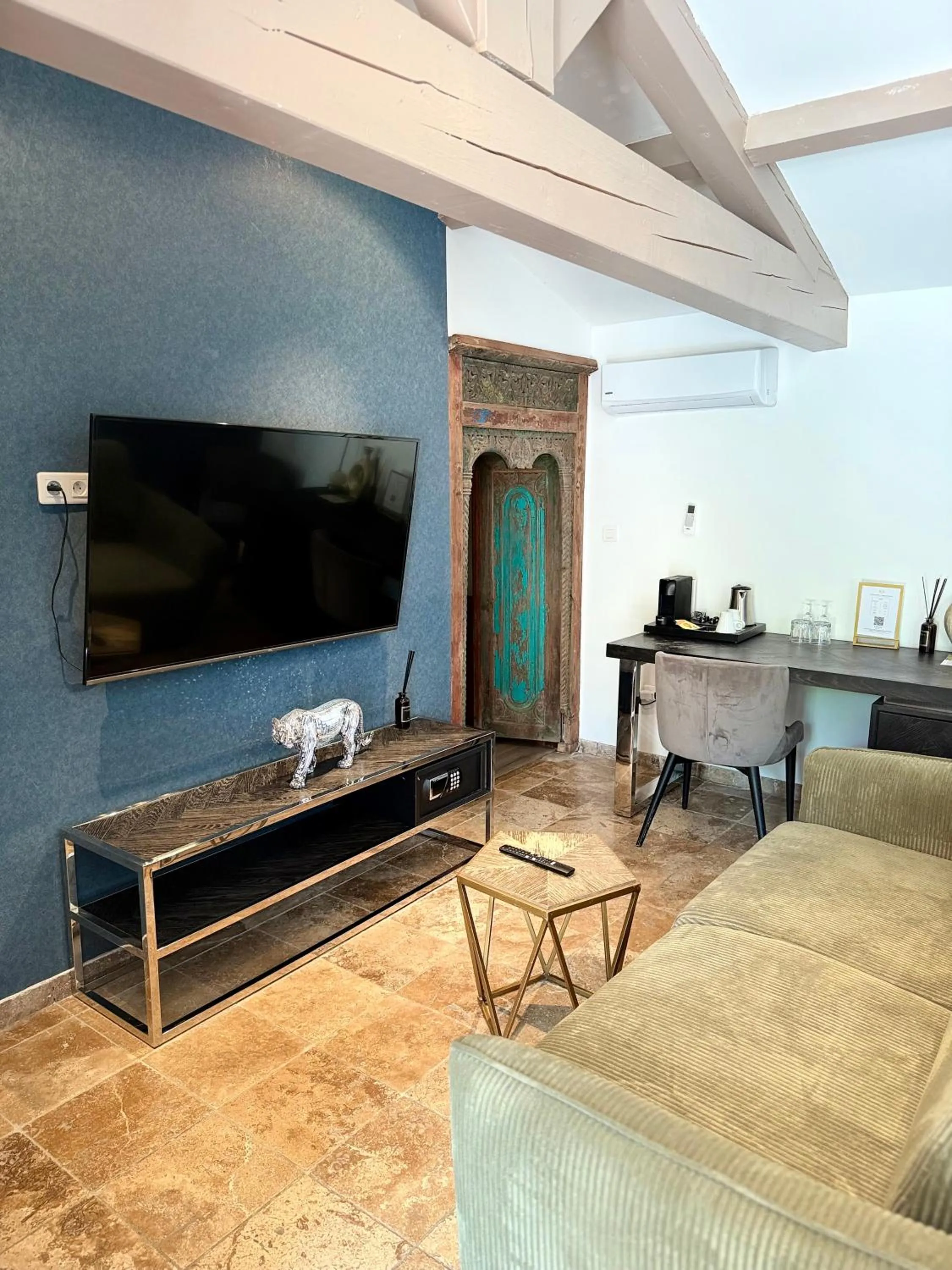 TV and multimedia in La Villa Dune, Hôtel & Spa