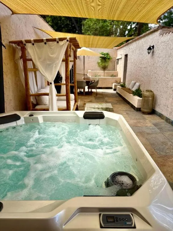 Hot Tub in La Villa Dune, Hôtel & Spa