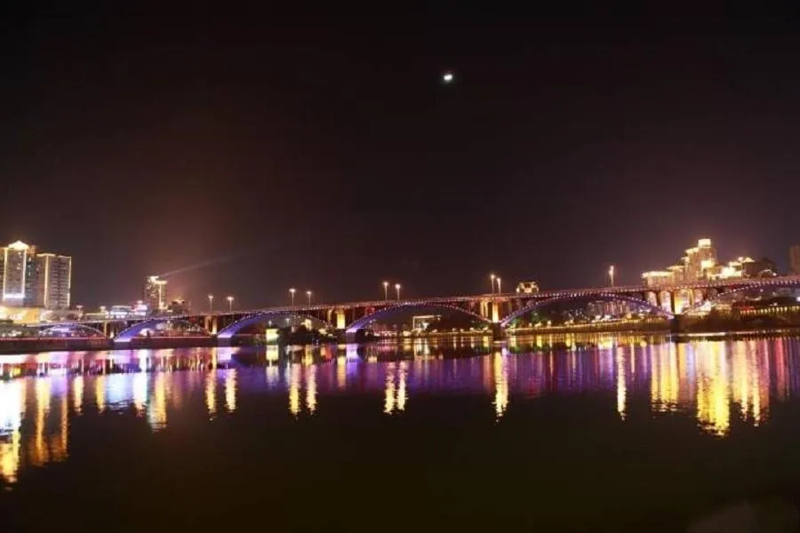 Lavande Hotel Neijiang High-speed Railway Station Peace Plaza