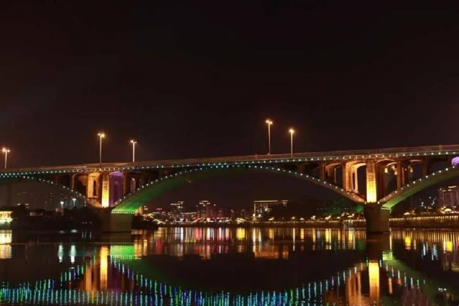 Lavande Hotel Neijiang High-speed Railway Station Peace Plaza