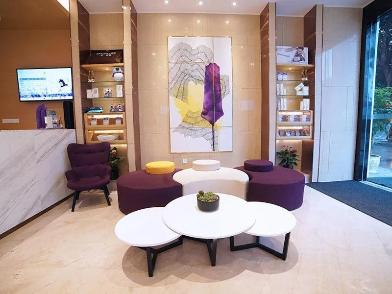 Lavande Hotel Zigong Tanmulin Lantern Park