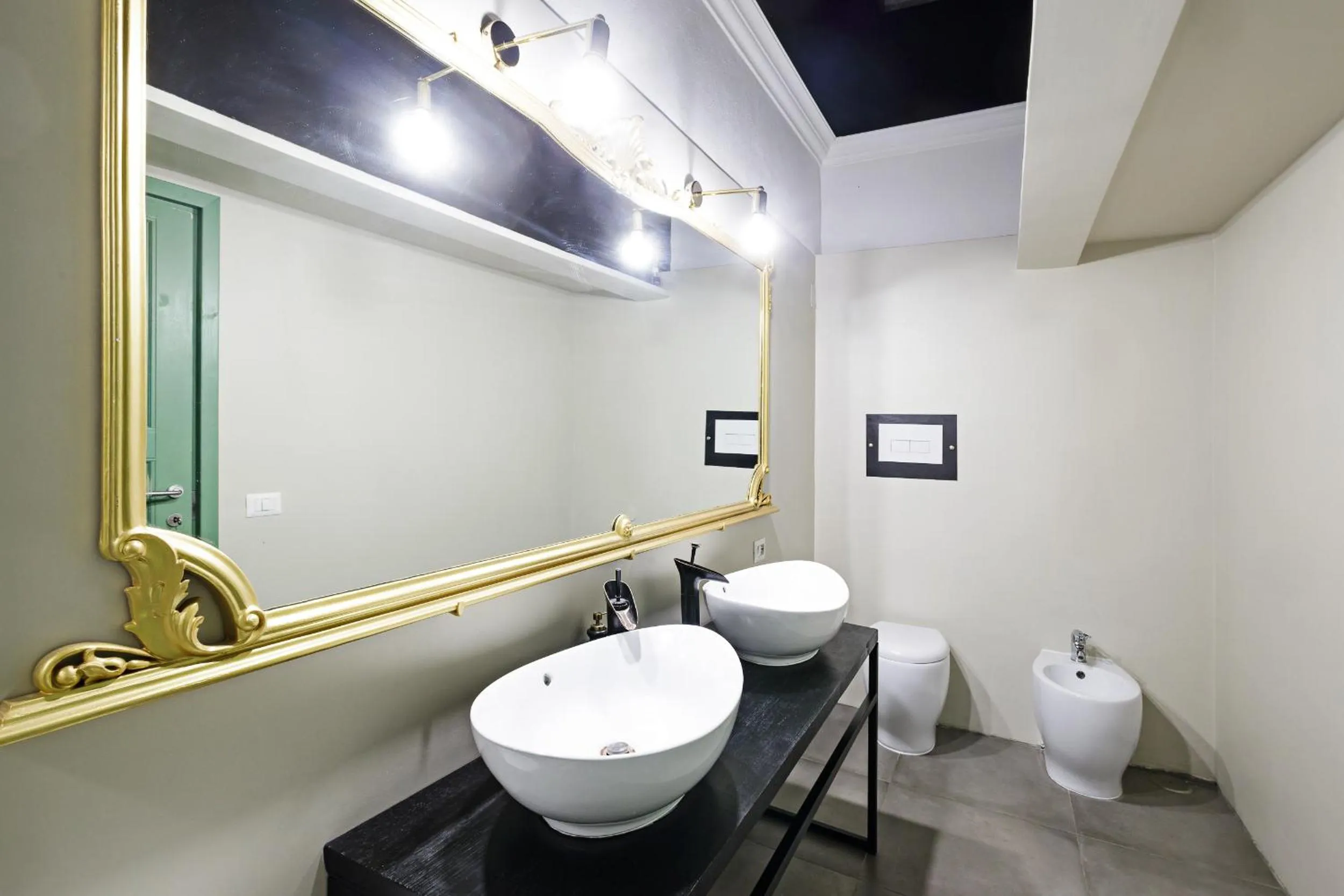 Toilet in Palà Suites