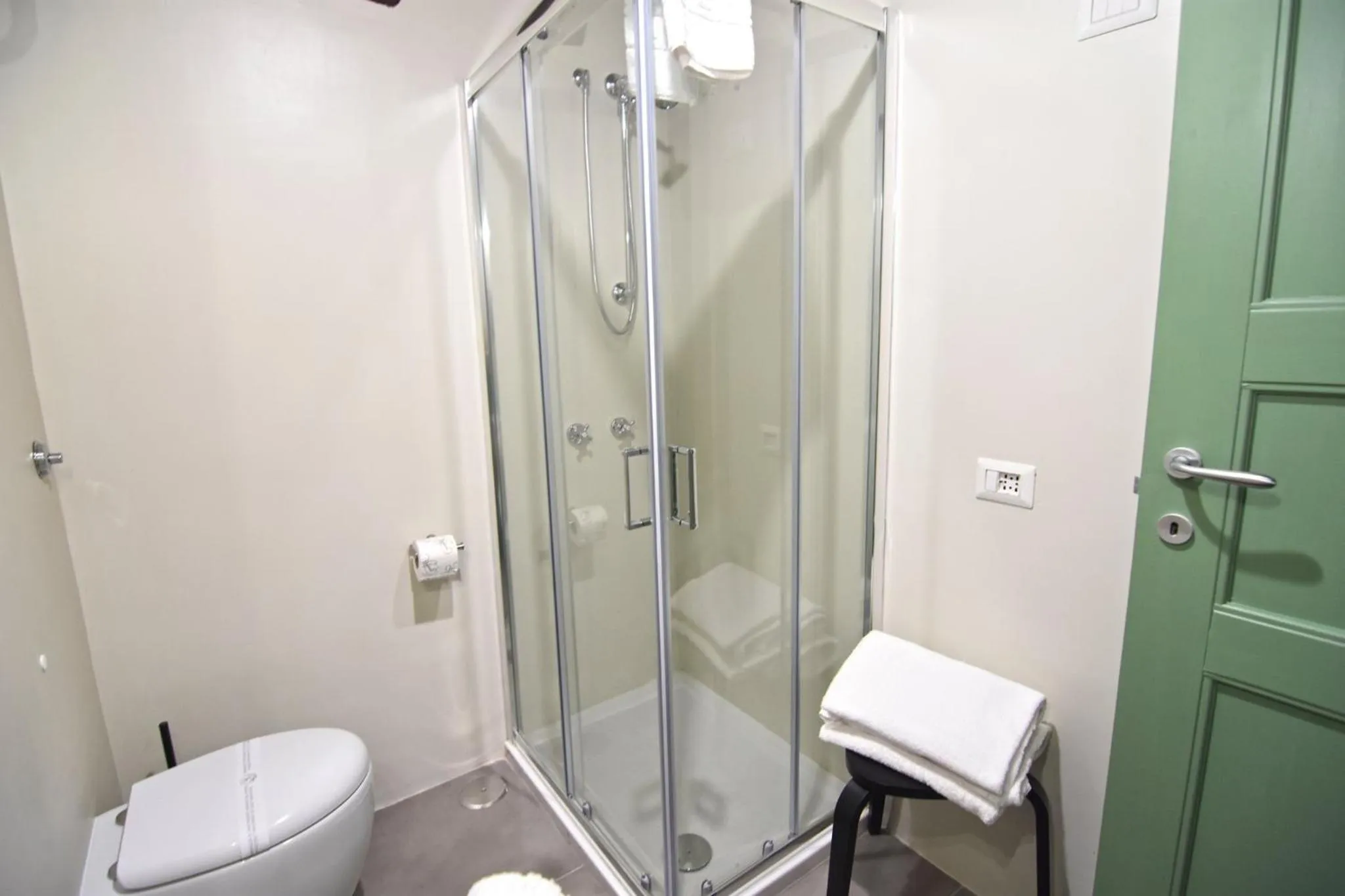 Toilet in Palà Suites