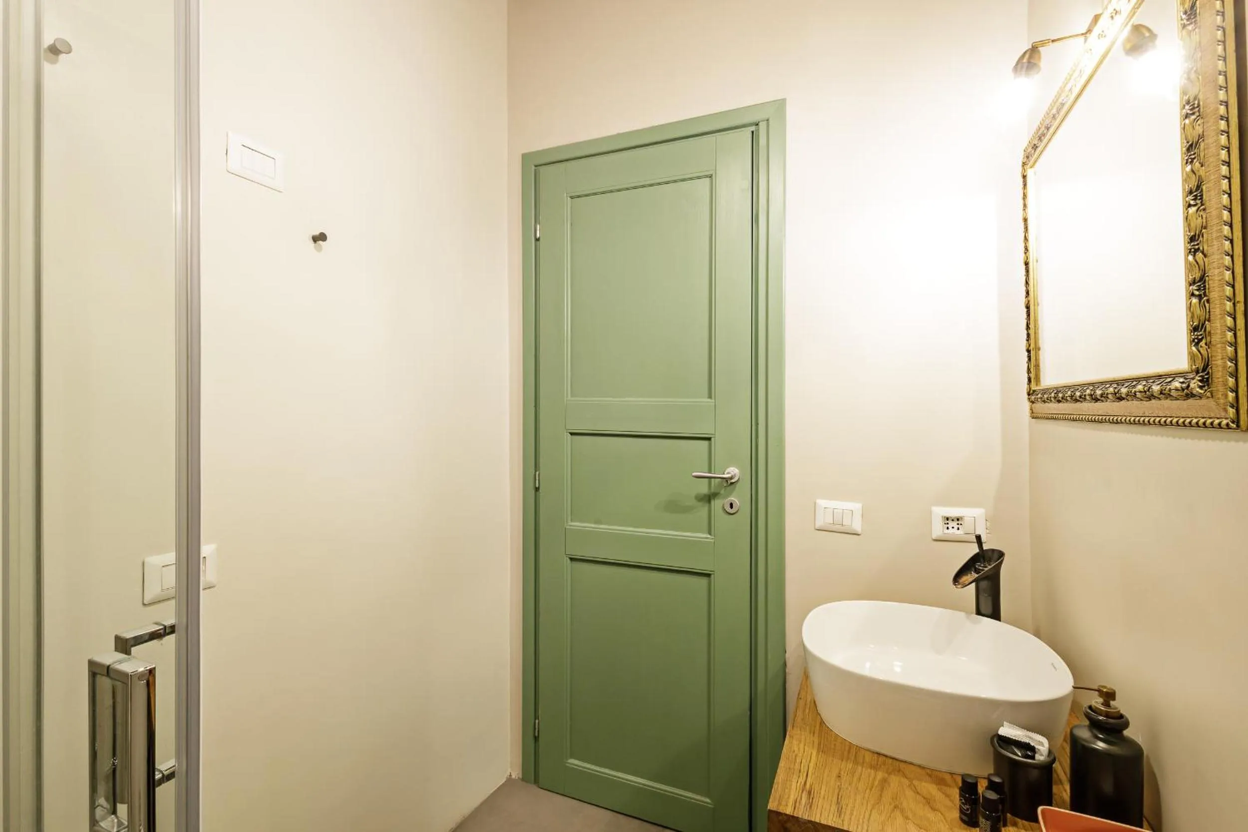 Shower in Palà Suites