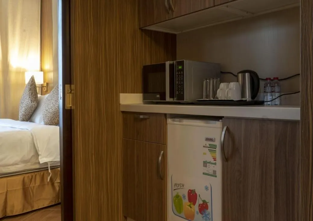Kitchen or kitchenette, Bed in Golden Tower Hotel Al Khobar Corniche